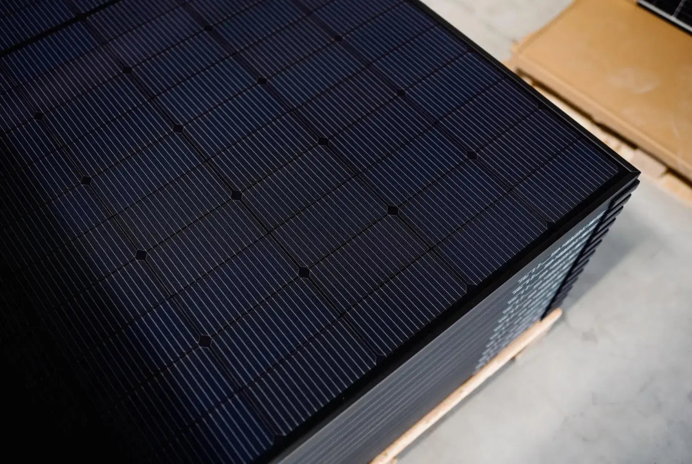 Solarmodule aufgestapelt auf einer Palette in einem Warenhaus