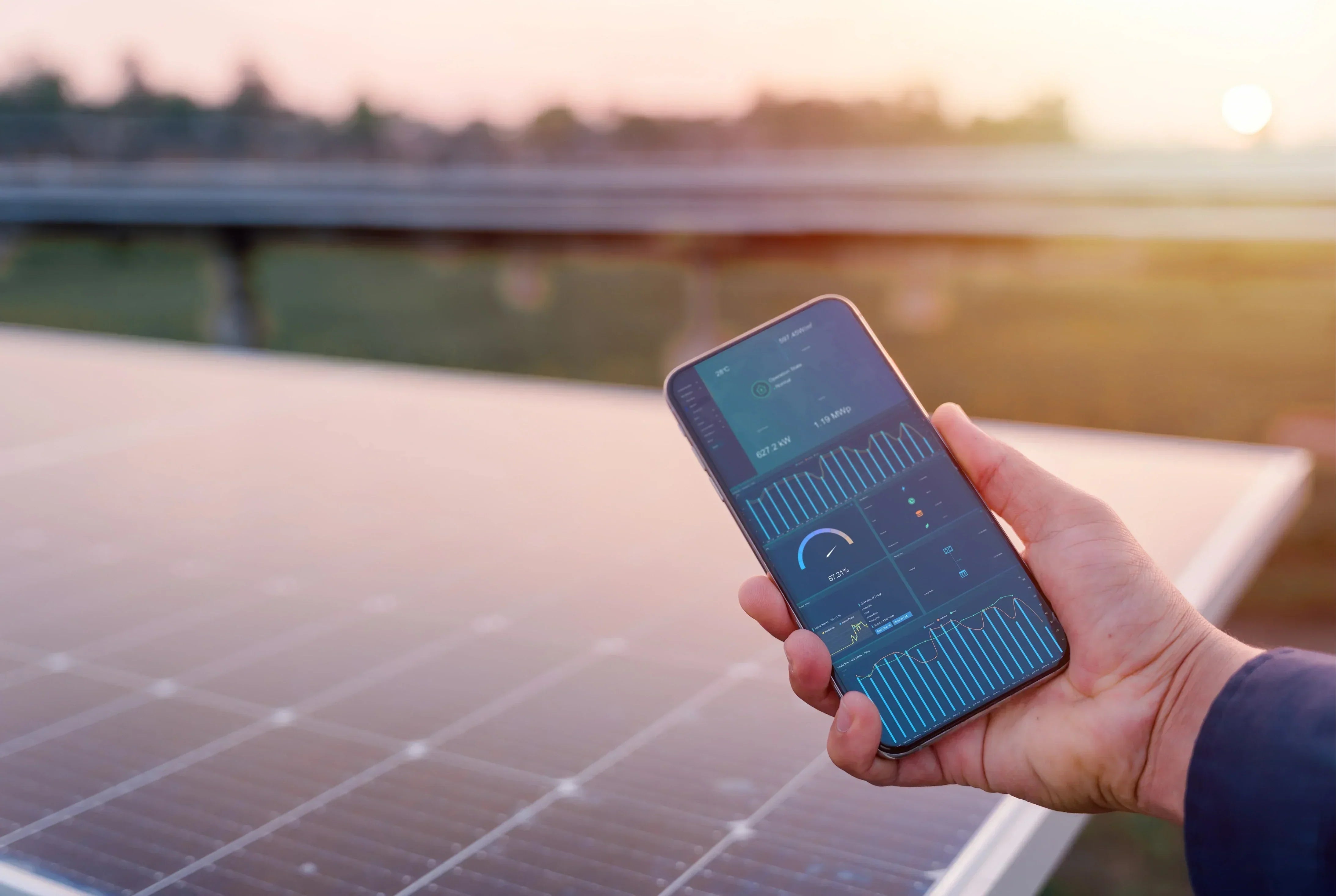 Solarpanel und Hand mit Smartphone, geöffnetes Smart-Home-App-Interface