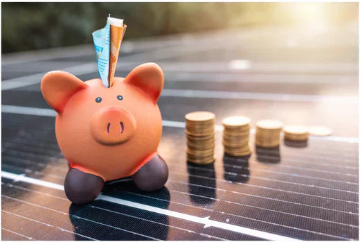 Sparschwein mit Geld auf Solaranlage symbolisiert Einsparungen durch Balkonkraftwerk und nachhaltige Energieversorgung
