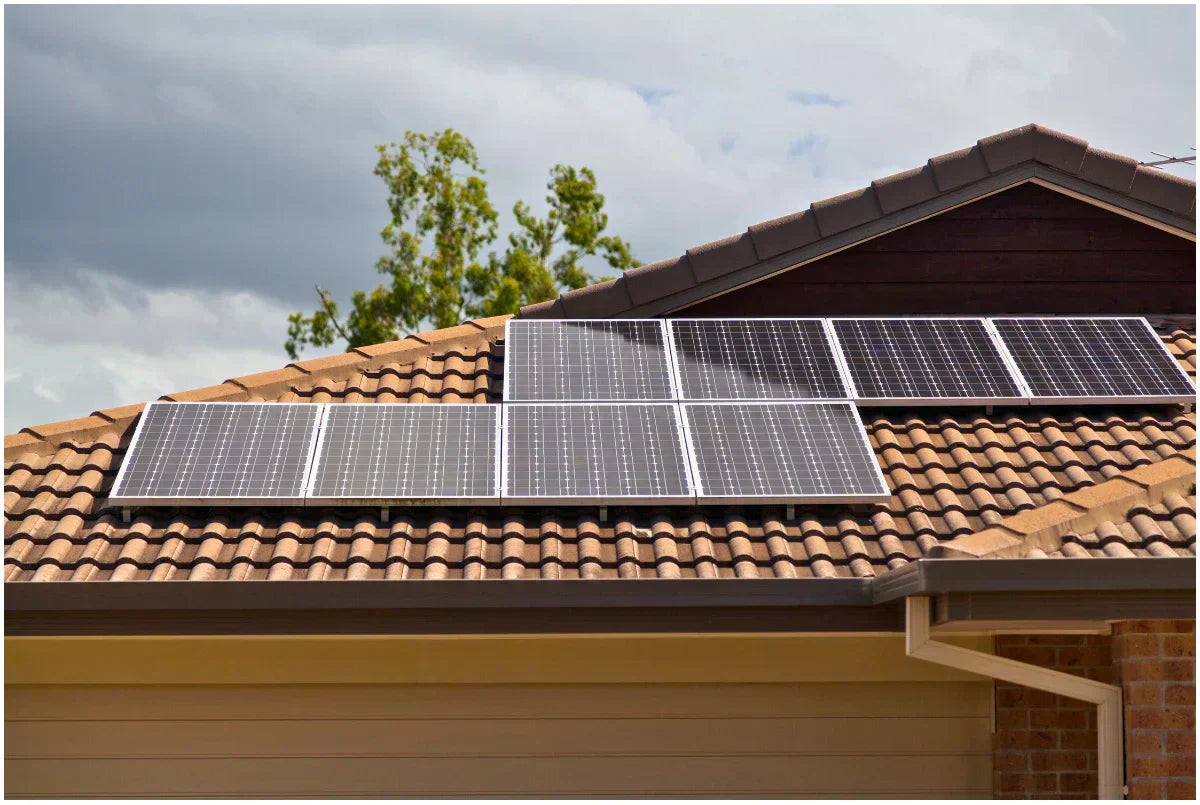 Balkonkraftwerk auf dem Dach montieren – das solltest du beachten