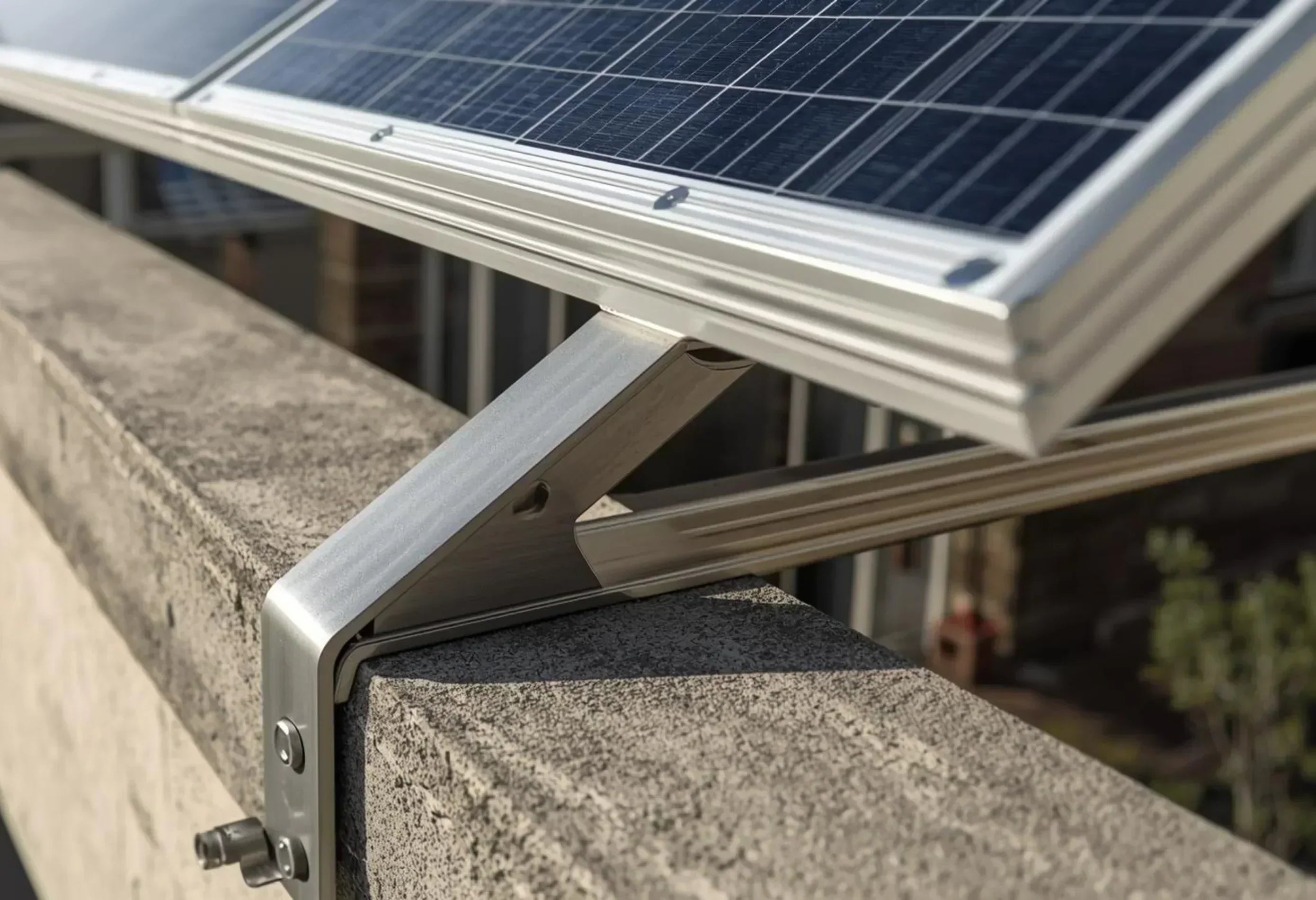 Halterung für Solarpanel an Betonmauer