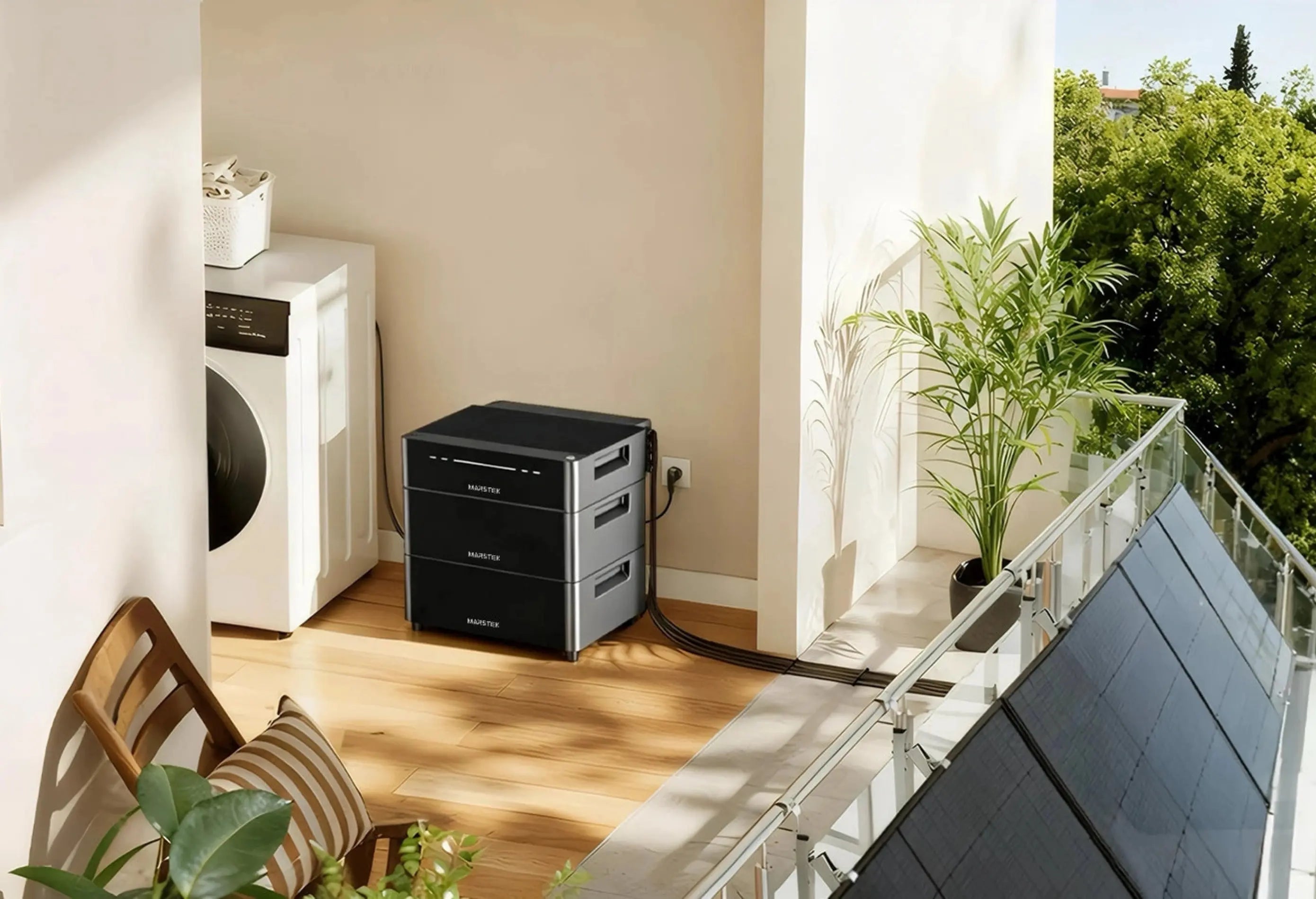 Marstek Venus D mit 2 mal Erweiterungsbatterien auf Balkon neben Waschmaschine, angeschlossen an Solarmodulen