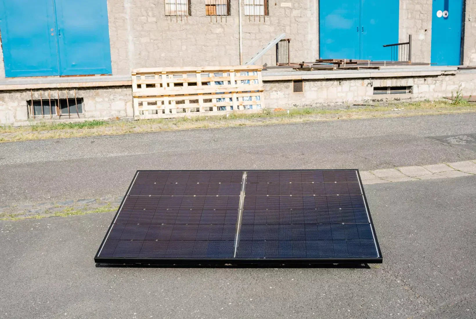 Bifaziale Module steht auf dem Boden