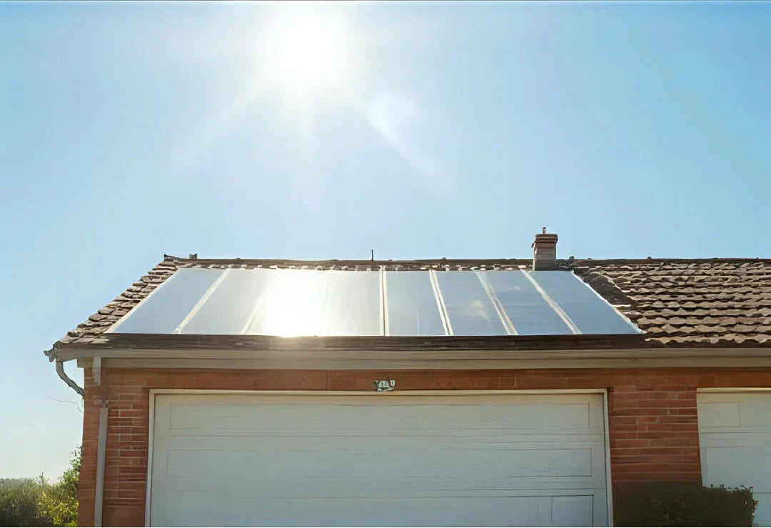 Solarpanels auf einem schrägen Garagendach, auf die die Sonne scheint.