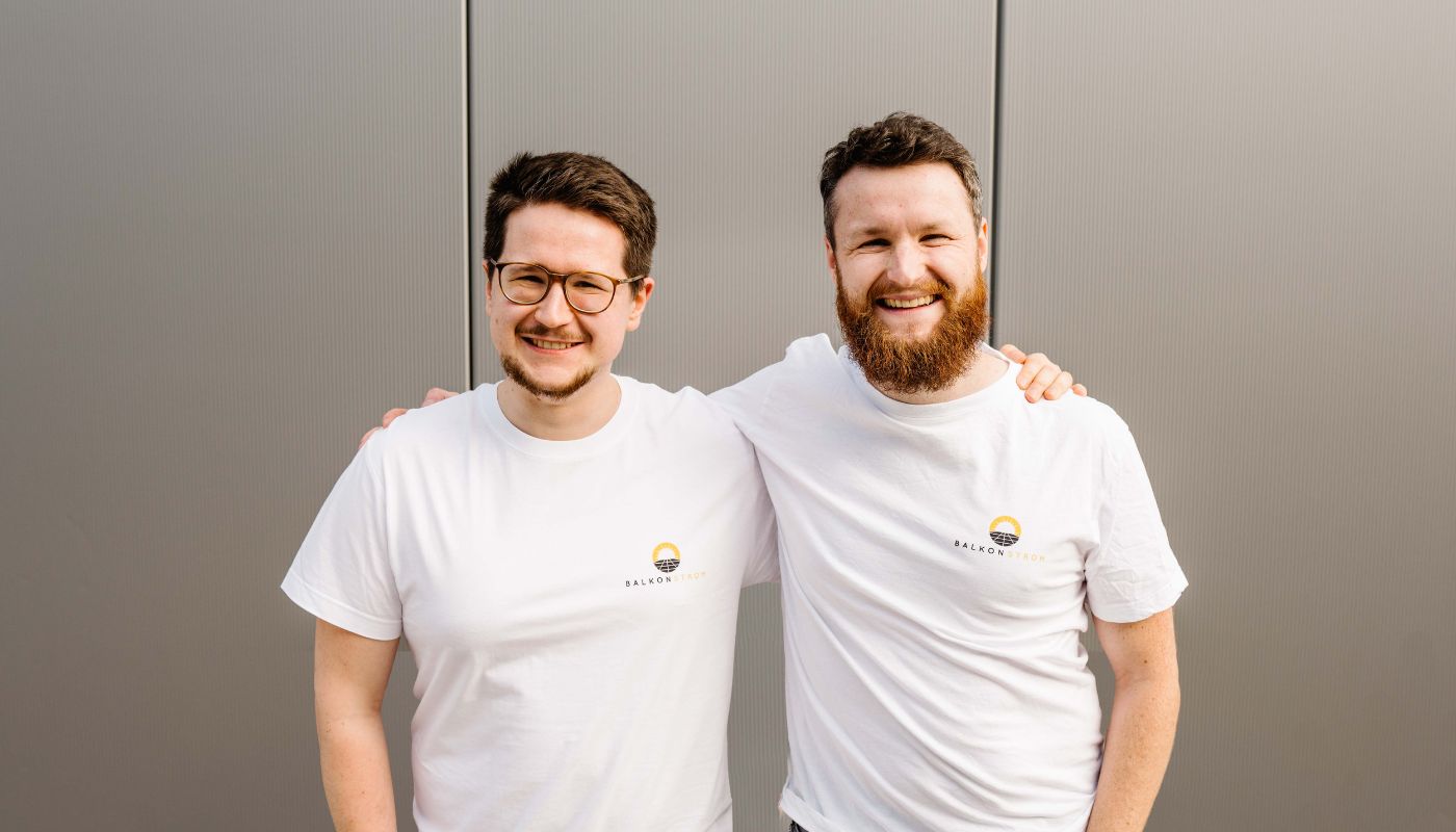 Gründer der Firma Balkonstrom vor einer grauen Hauswand