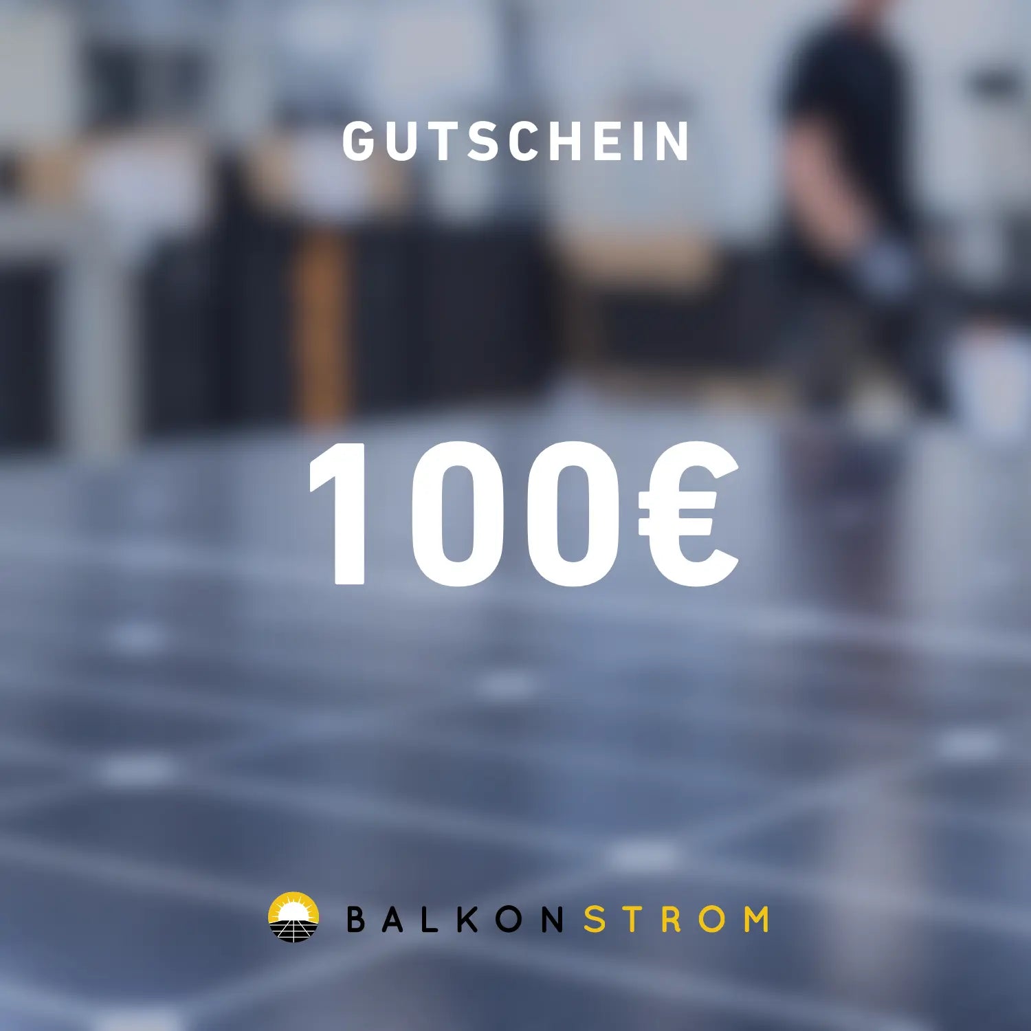 Schwarzer Hoymiles HM-400 Wechselrichter für Balkonkraftwerke wird von einem Mann frontal gehalten