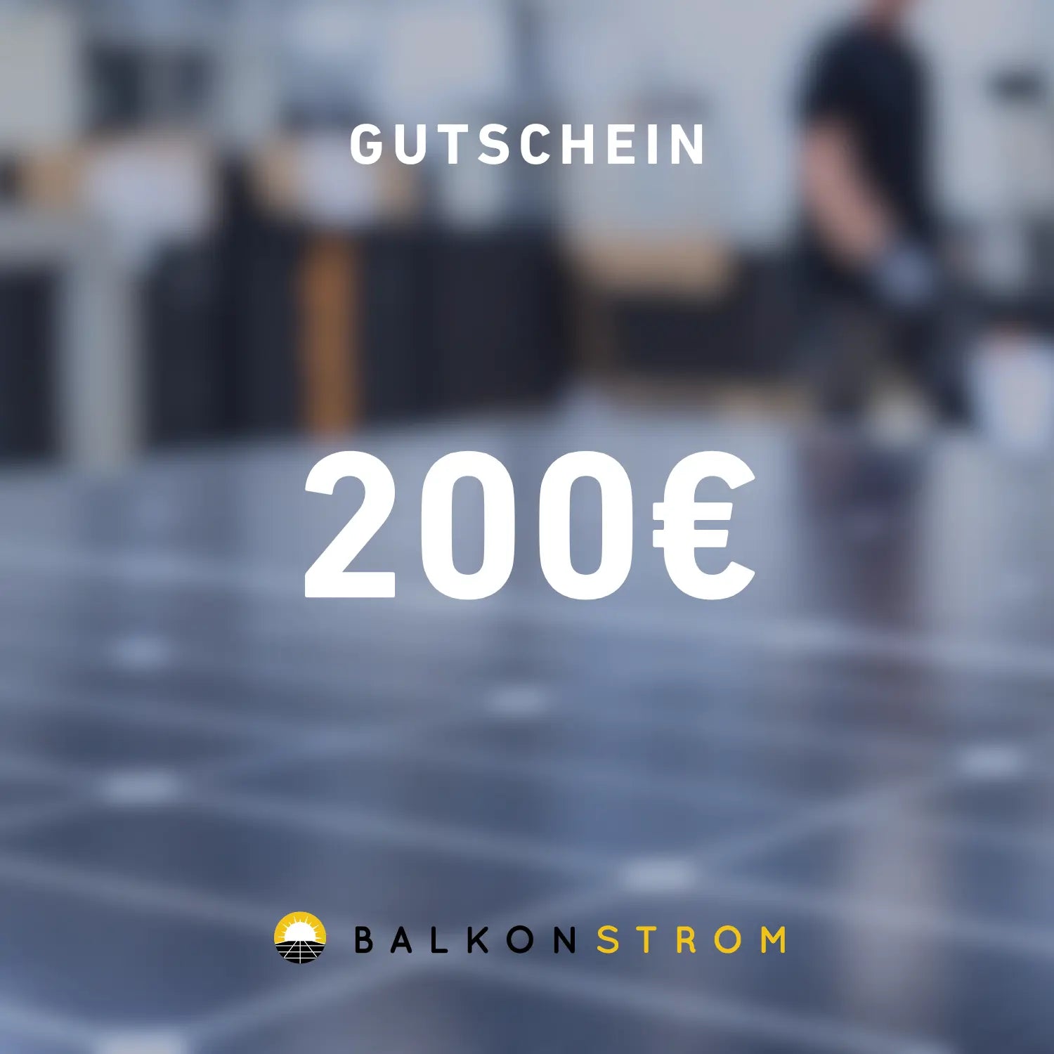 Hoymiles HM-400 mit Blick auf die Rückseite wird von Person in der Hand gehalten