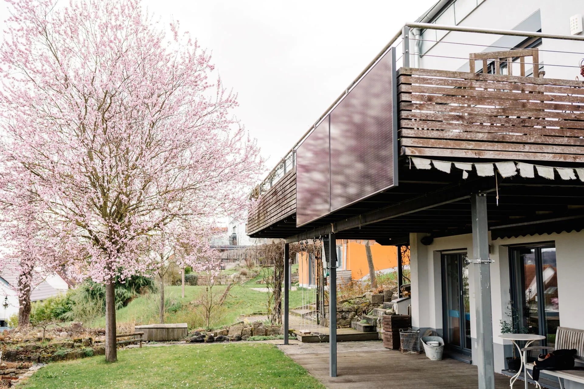 Meyer Burger Solarmodul montiert an Balkon von Haus