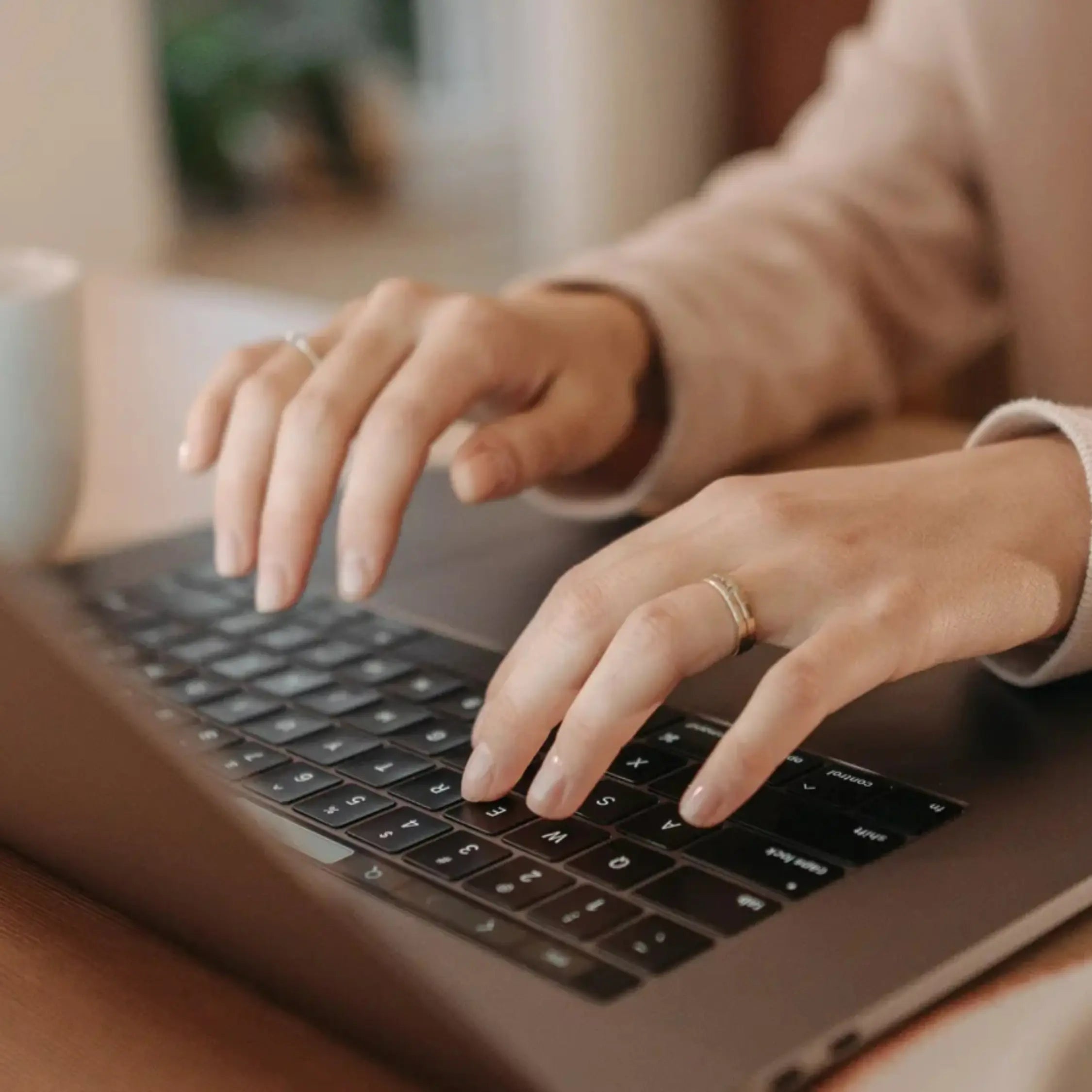 Hände tippen auf der Tastatur