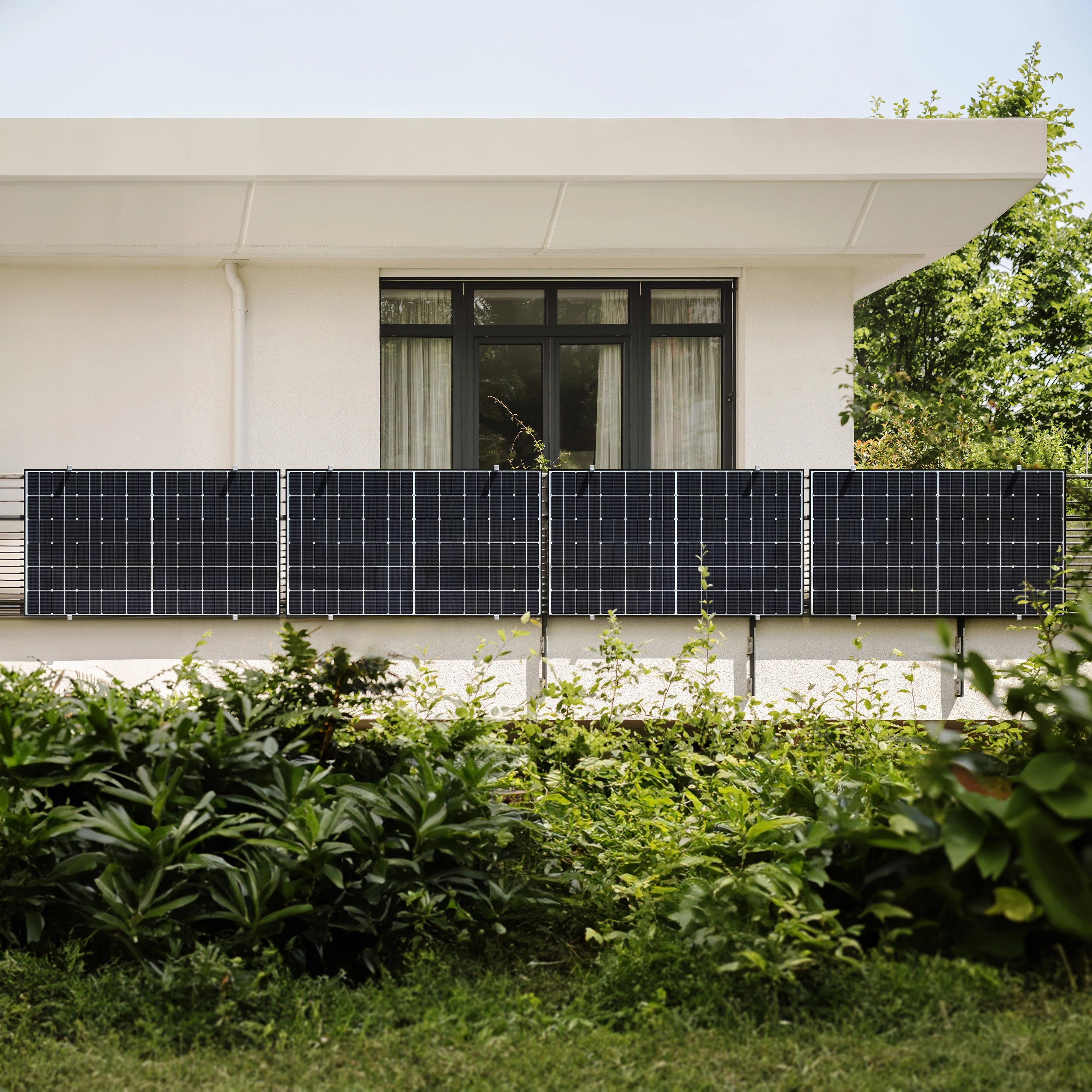 Balkonkraftwerk Balkonstrom vier Solarmodule montiert an Balkongitter