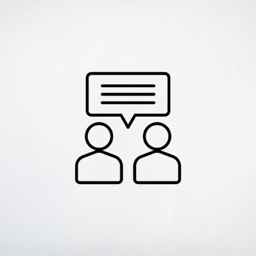 Schwarz-weißes Icon mit zwei stilisierten Personen, von denen eine eine Sprechblase mit Textlinien über sich hat, symbolisiert eine Beratung oder ein Gespräch.