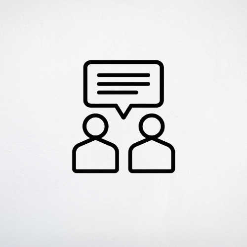 Schwarz-weißes Icon mit zwei stilisierten Personen, von denen eine eine Sprechblase mit Textlinien über sich hat, symbolisiert eine Beratung oder ein Gespräch.