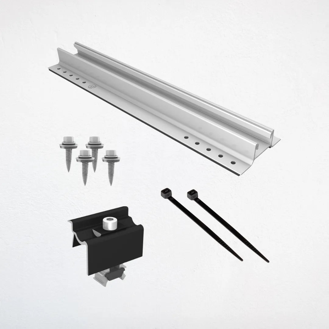 Montageset für Solarmodule auf einem Blechdach. Enthalten sind eine Aluminiumschiene mit vorgebohrten Löchern, spezielle Befestigungsschrauben mit Dichtung, eine Endklemme zur Modulfestigung sowie Kabelbinder.
