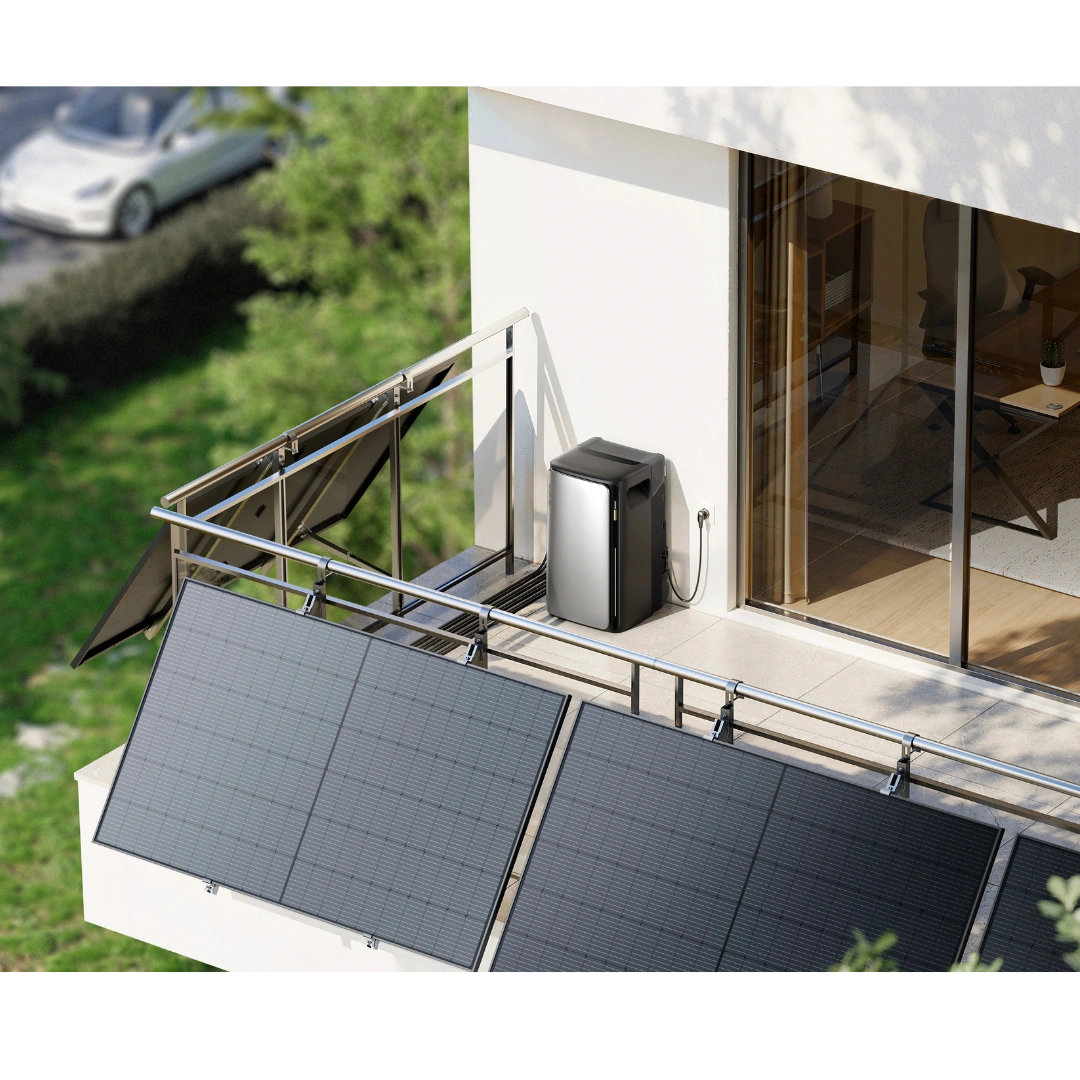 EcoFlow Srream Ultra, Speicher in Verwendung am Balkon neben vier Solarmodulen