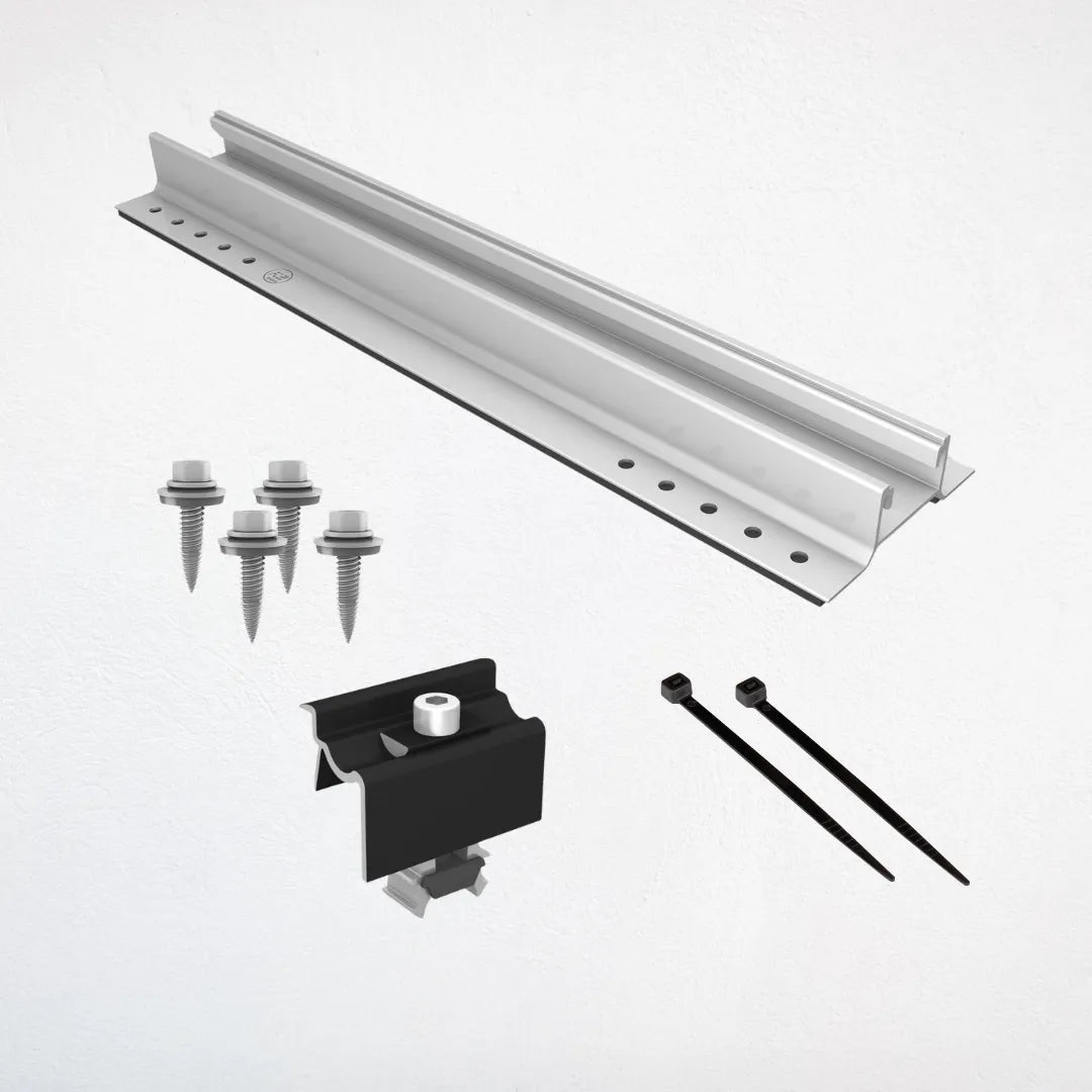 Montageset für die vertikale Installation von Solarmodulen an einer Fassade im 90-Grad-Winkel. Enthalten sind eine Aluminiumschiene mit vorgebohrten Löchern, Befestigungsschrauben mit Dichtung, eine Endklemme zur Modulfestigung sowie Kabelbinder.