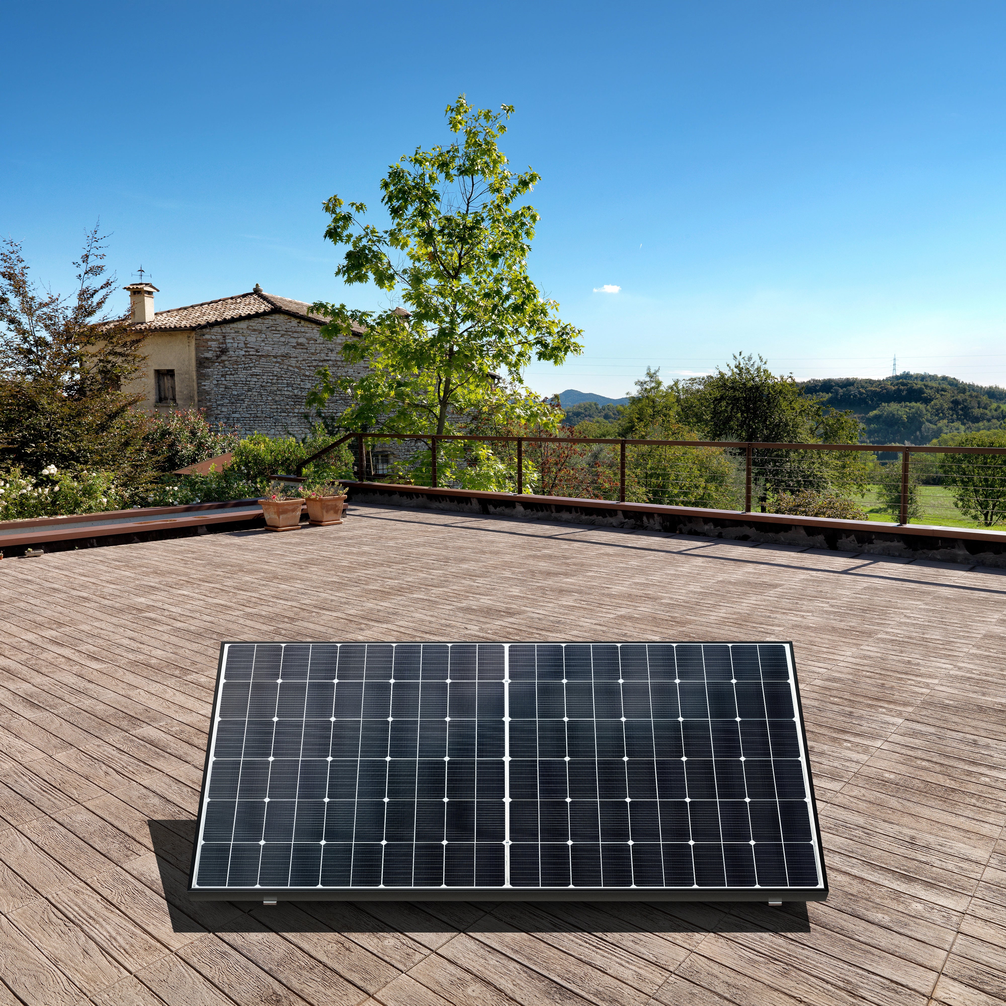 Bifaziales Balkonkraftwerk auf Flachdach