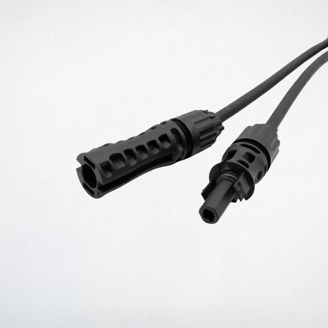 Nahaufnahme eines Jurchen-Kabels mit Steckverbindern, zeigt die hochwertige Verarbeitung und robuste Bauweise für zuverlässige Solarinstallationen