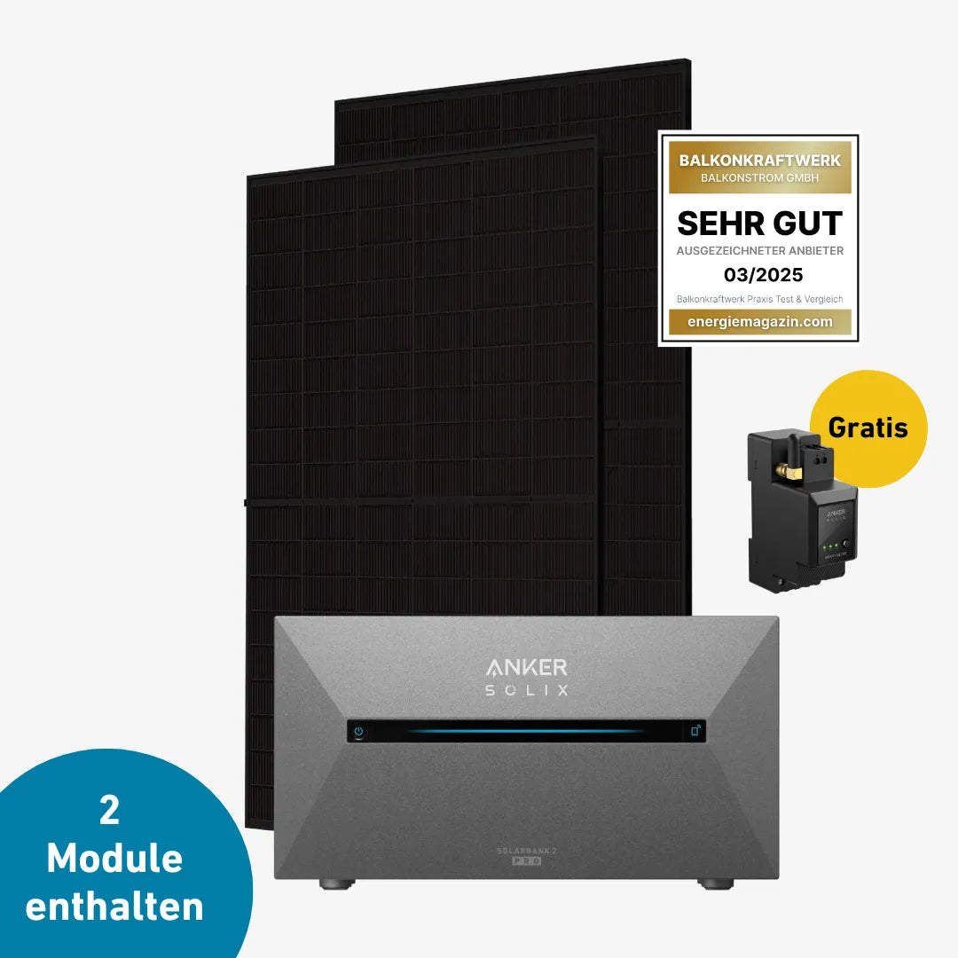 Solaranlagen-Set bestehend aus mehreren schwarzen Solarpaneelen, einem Anker Solix Batteriespeicher und einem Gratis-Artikel