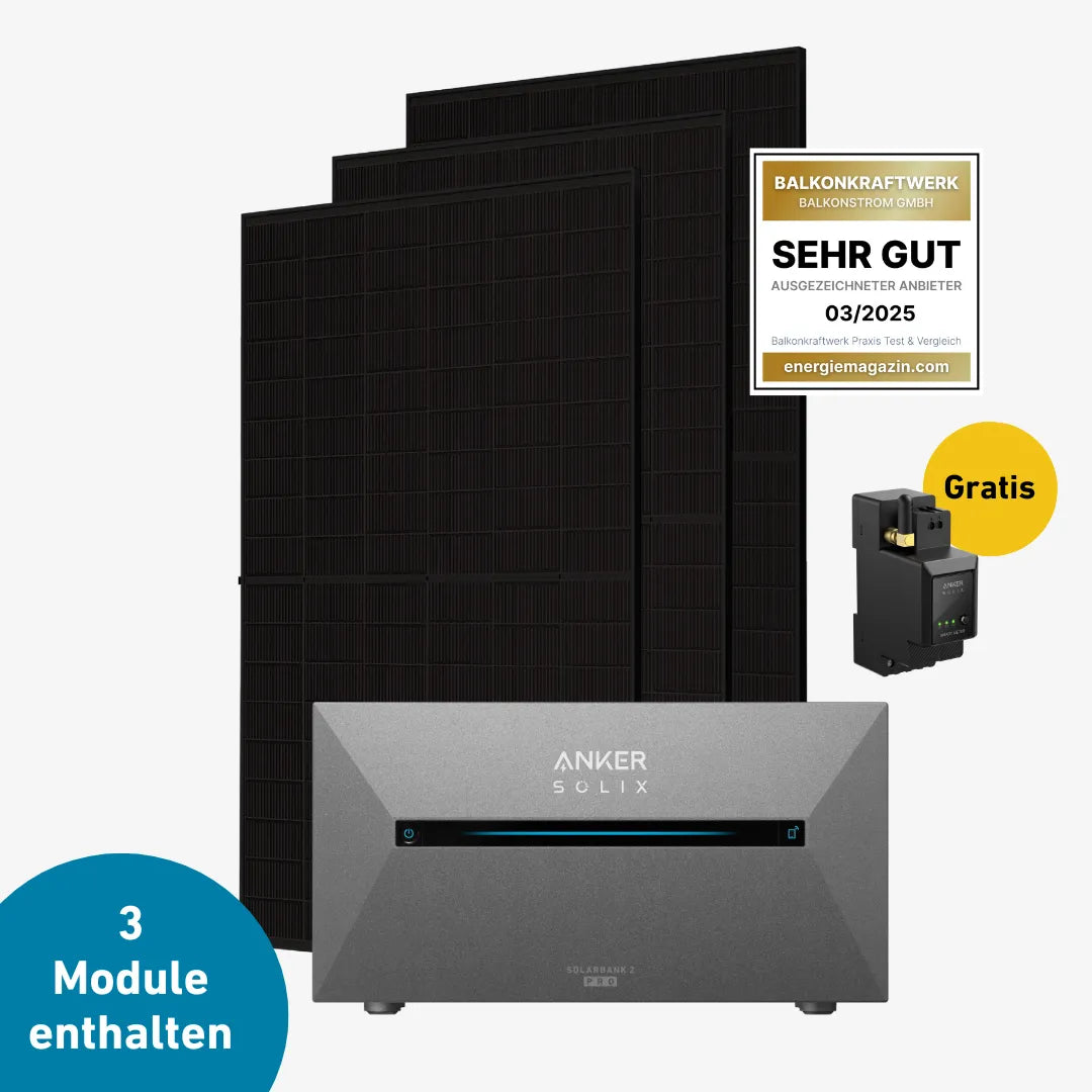 Solaranlagen-Set bestehend aus mehreren schwarzen Solarpaneelen, einem Anker Solix Batteriespeicher und einem Gratis-Artikel