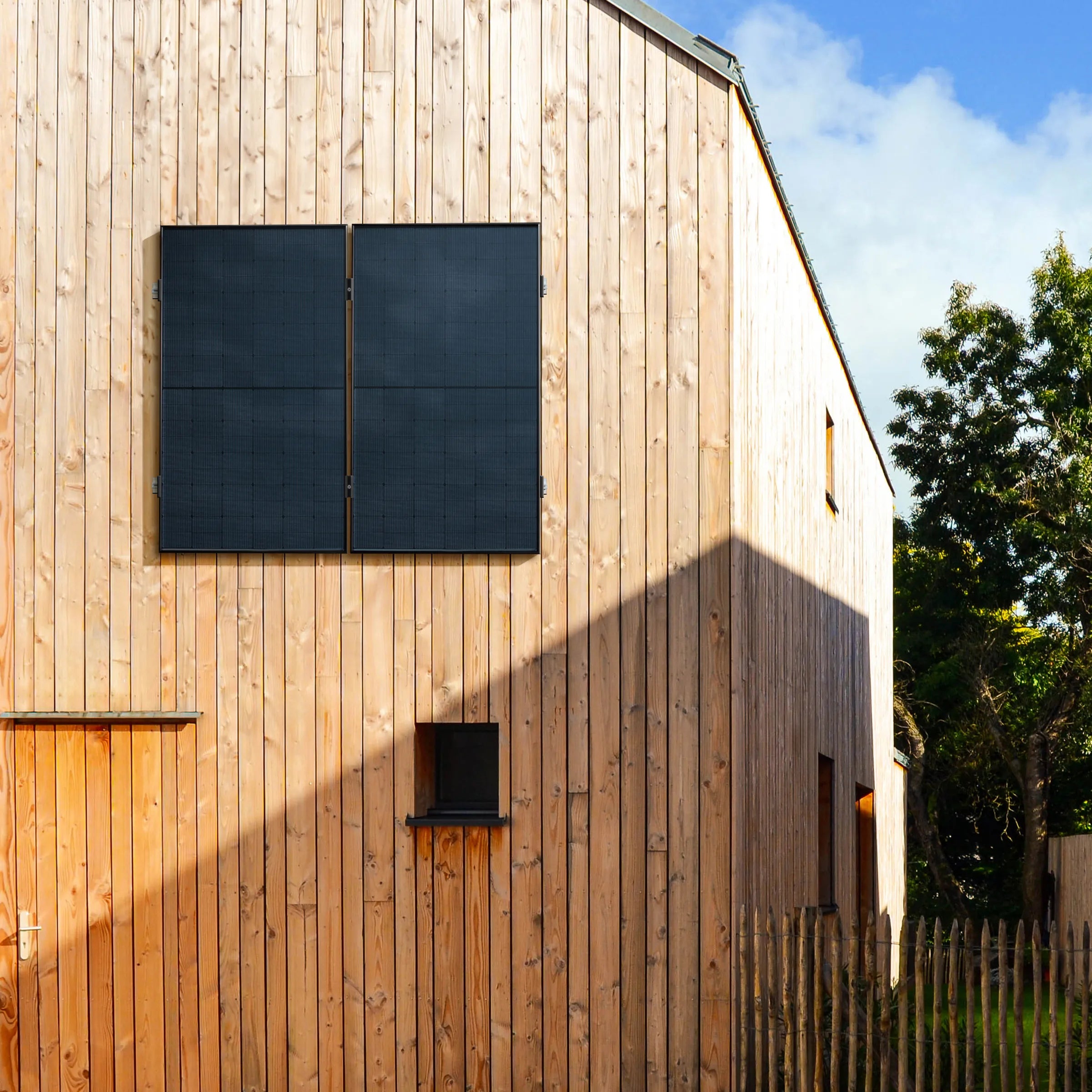 Balkonstrom Balkonkraftwerk Premium Wall 800 Watt 90 Grad zwei Solarmodule montiert an Holzfassade