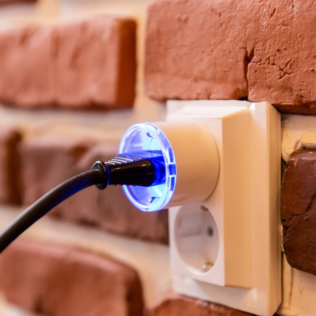 Shelly Plus Plug S Steckdosenadapter mit Stecker blaues Licht