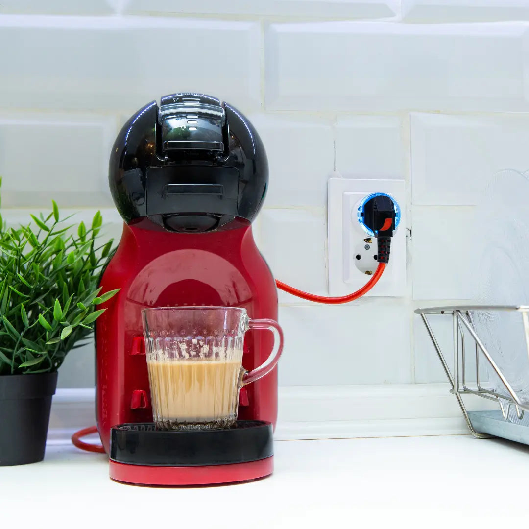 Shelly Plug Plus S im Einsatz mit Kaffeemaschine Stecker in Steckdose
