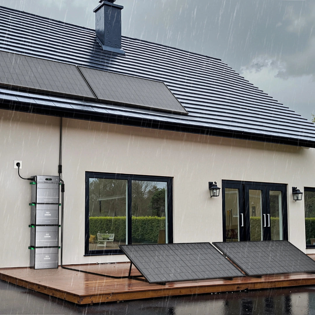 Balkonkraftwerk mit Zendure Solarflow 800 Pro und vier Erweiterungsbatterien in Verwendung im Garten bei Regen