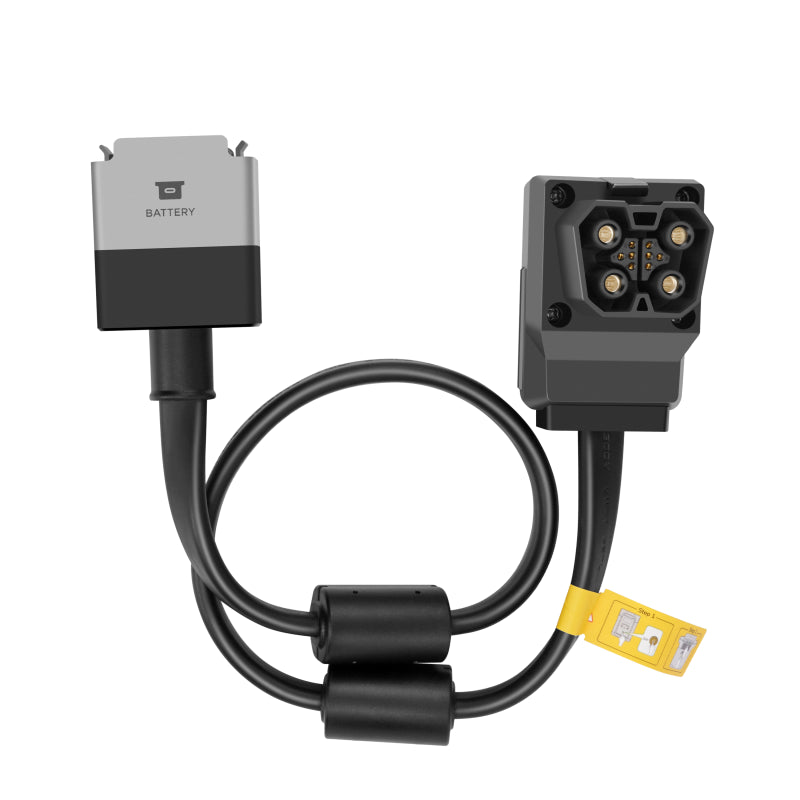 Ansicht des EcoFlow PowerStream zu DELTA Pro Verbindungskabels, aufgewickelt, mit den Anschlüssen für die Verbindung zwischen DELTA Pro Powerstation und PowerStream Mikrowechselrichter.