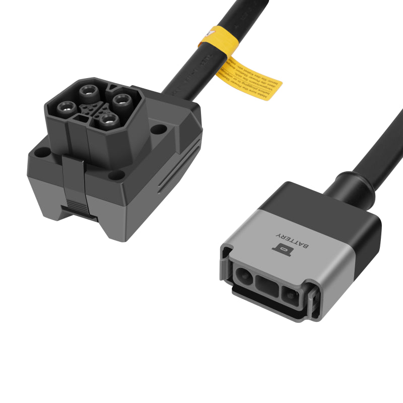 Nahaufnahme des EcoFlow PowerStream zu DELTA Pro Verbindungskabels, die hochwertigen Anschlüsse und die Verarbeitung des 0,5 Meter langen Kabels deutlich zeigend.