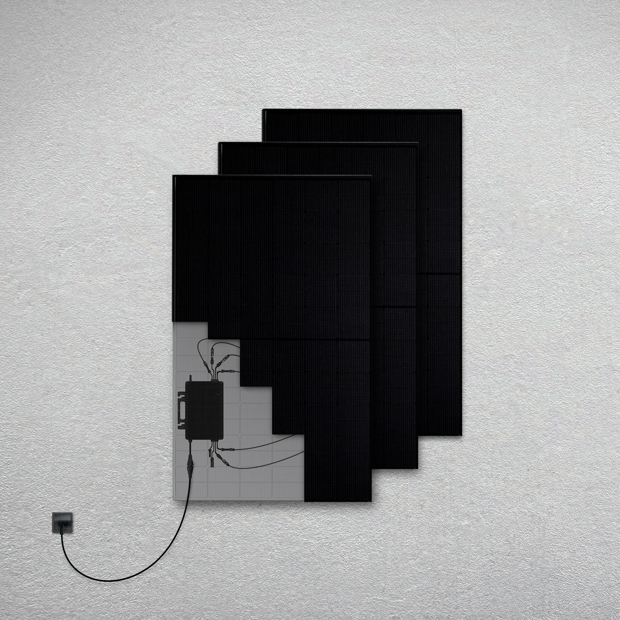 mehrere übereinander gestapelte schwarze Solarmodule, Verkabelung und der Wechselrichter sind sichtbar