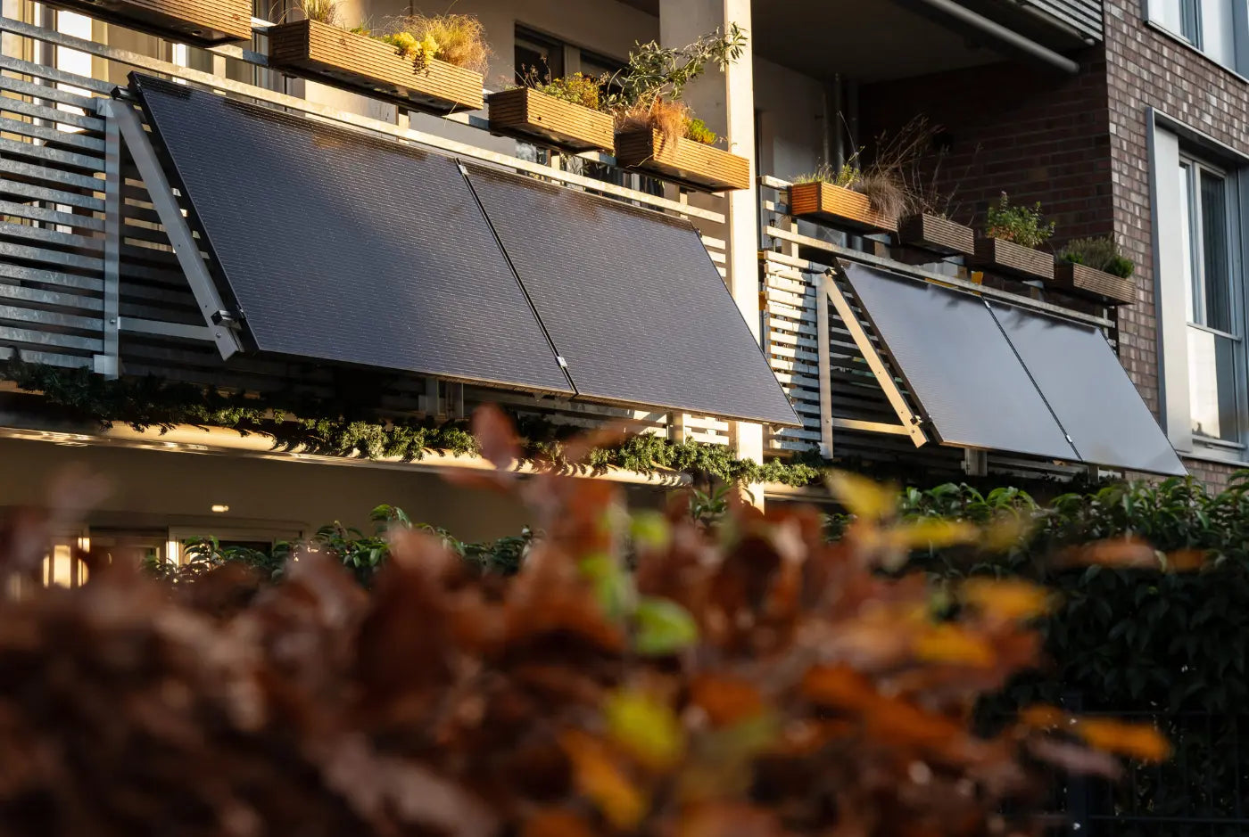 Balkonkraftwerk mit Solarmodulen in geneigter Ausrichtung zur Sonne auf einem Balkon.