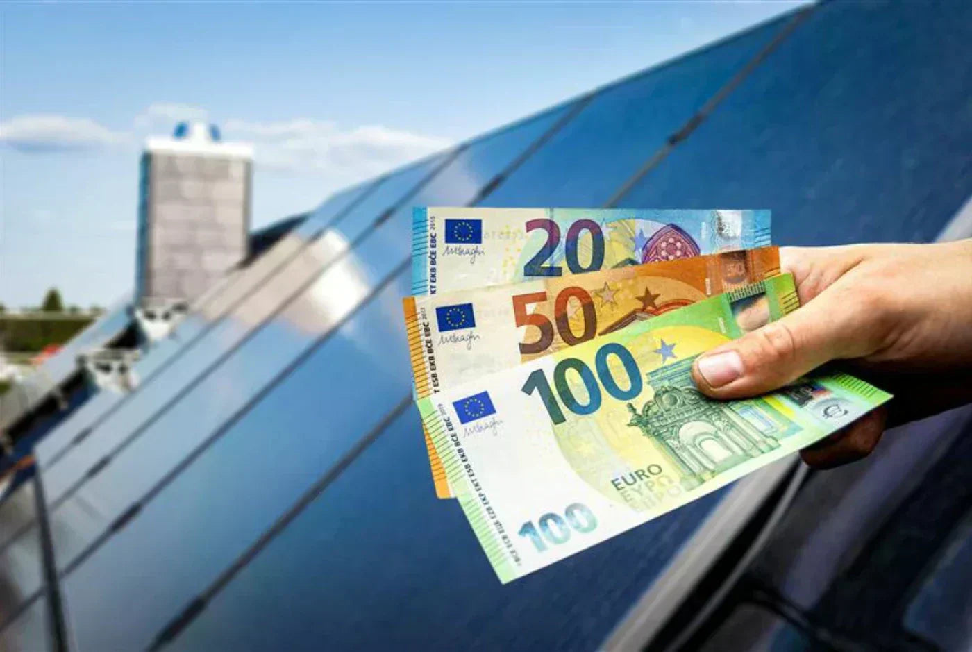 Solarpanels auf einem Dach mit einer Hand, die Euro-Scheine hält um mögliche Stromersparnis mit Solarenergie zu demonstrieren
