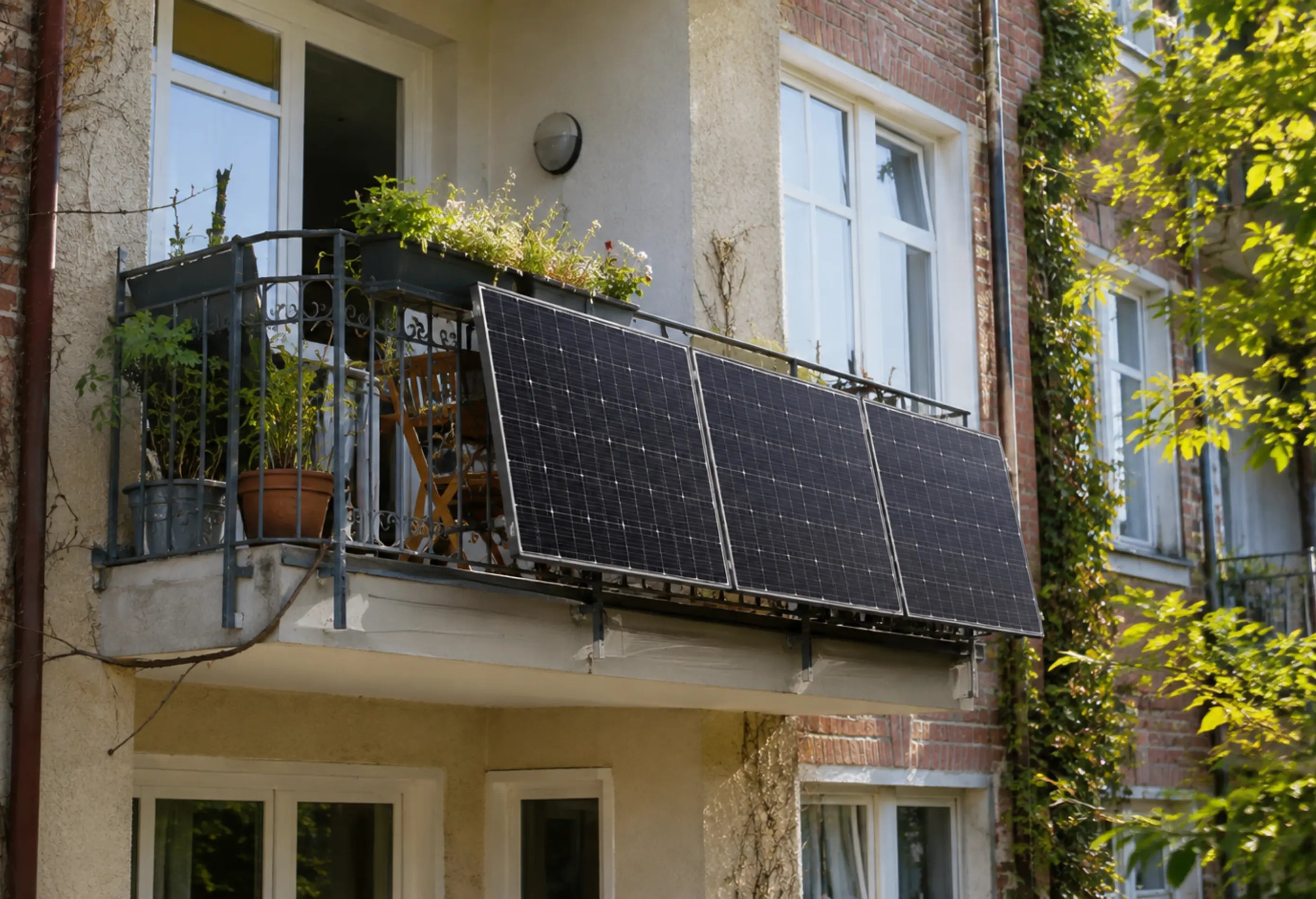 Außenansicht eines sonnigen Balkons mit am Geländer montierten Solarpanels und Pflanzen, realistische Darstellung eines Balkonkraftwerks an einem Wohngebäude.