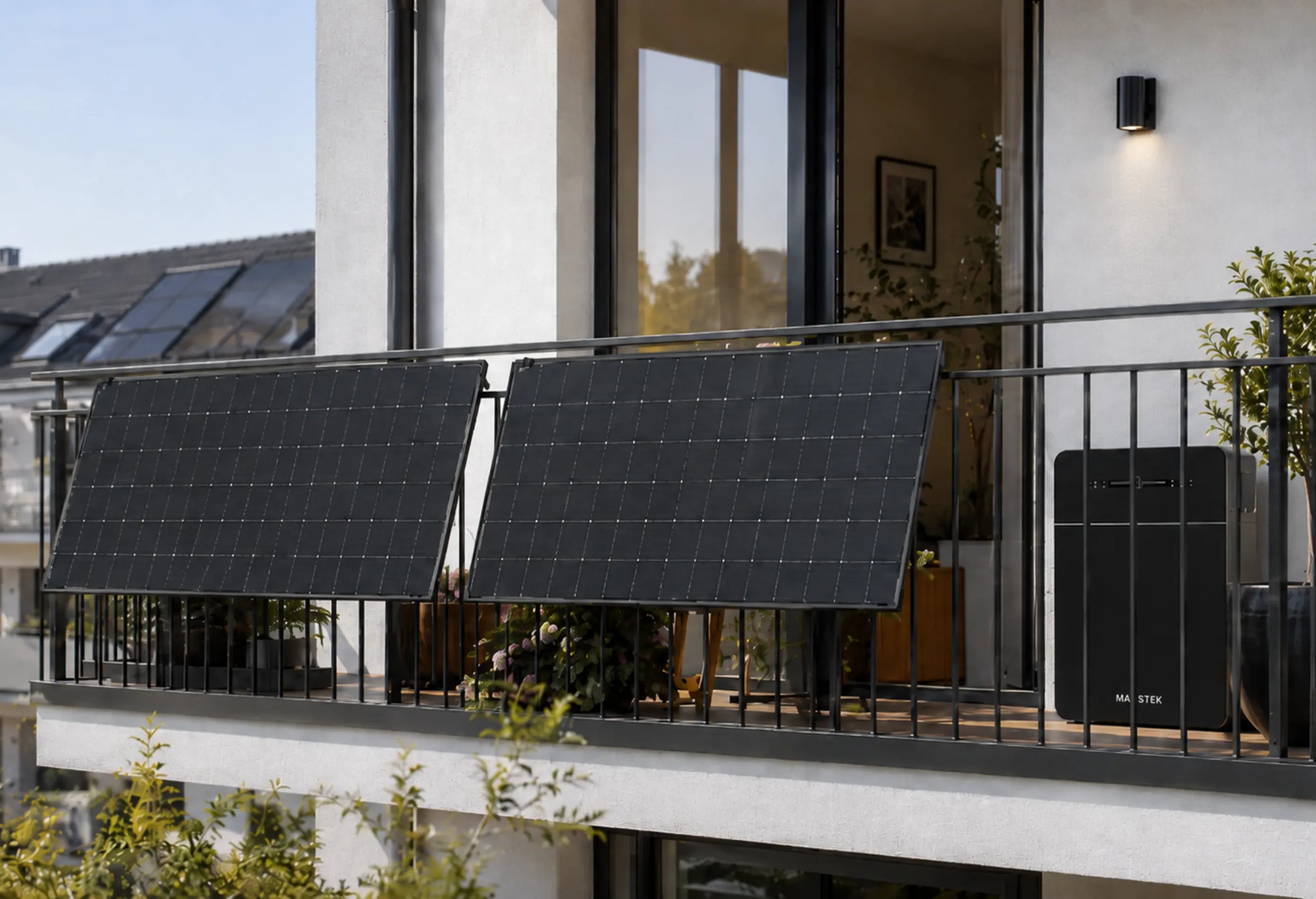 Balkonkraftwerk mit zwei Solarmodulen am Balkongeländer und Marstek Venus E 3.0 Speicher auf einem modernen Stadtbalkon.