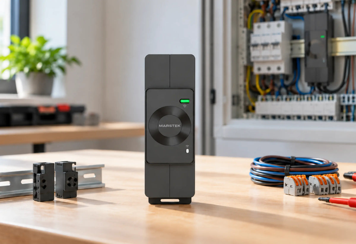 Marstek CT002 Smart Meter mit sichtbarer Vorderseite auf einer Werkbank, daneben DIN-Schiene, Anschlussklemmen, Kabel und Werkzeug; im Hintergrund ein geöffneter Sicherungskasten in unscharfer Darstellung.