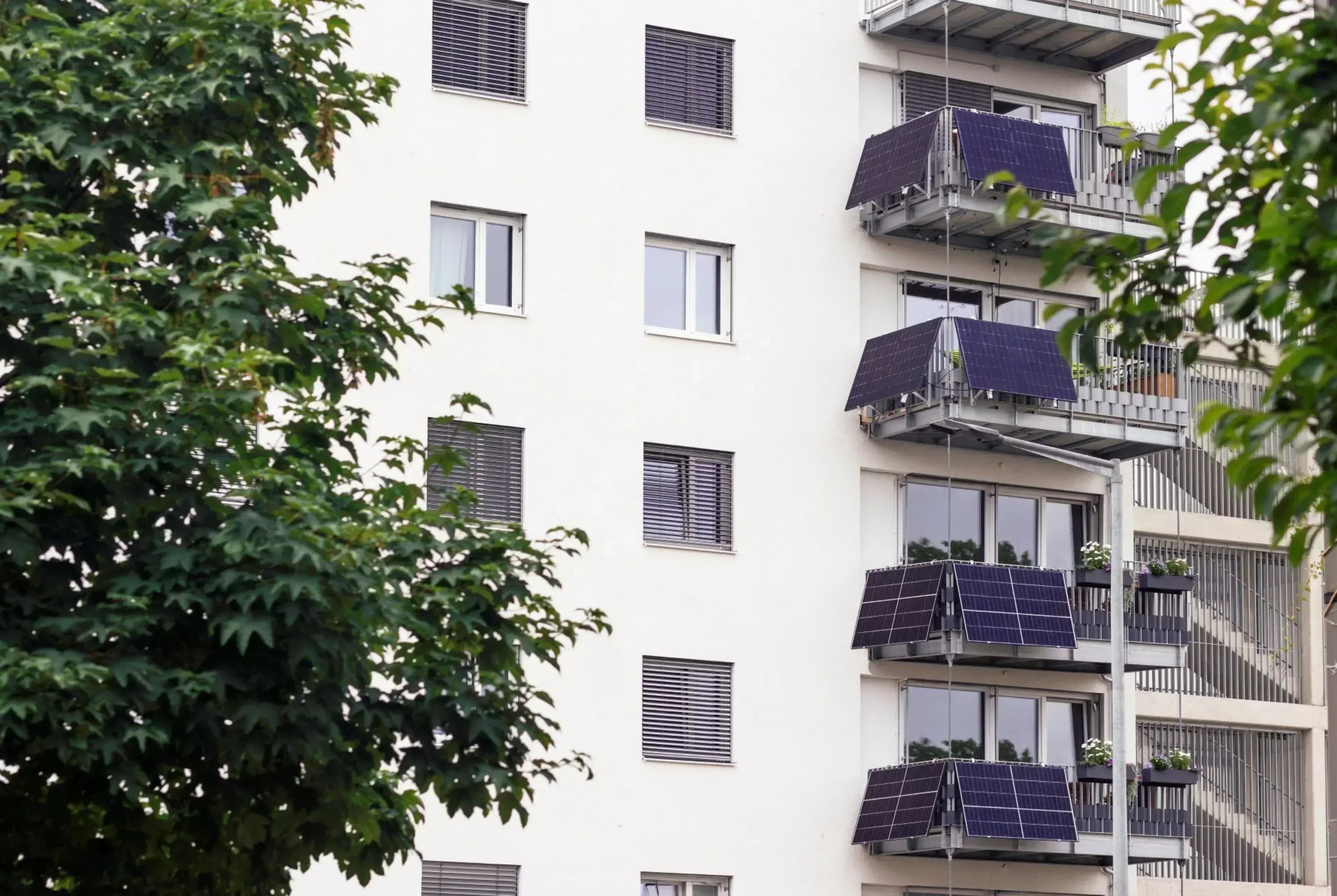 Mehrfamilienhaus mit Balkonkraftwerken – Solarmodule an Balkongeländern zur eigenen Stromerzeugung