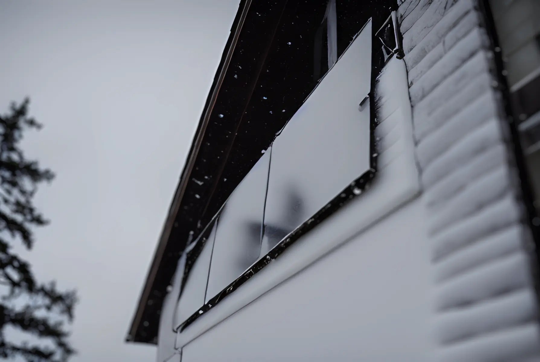 Balkonkraftwerk an einem Balkon mit Schnee