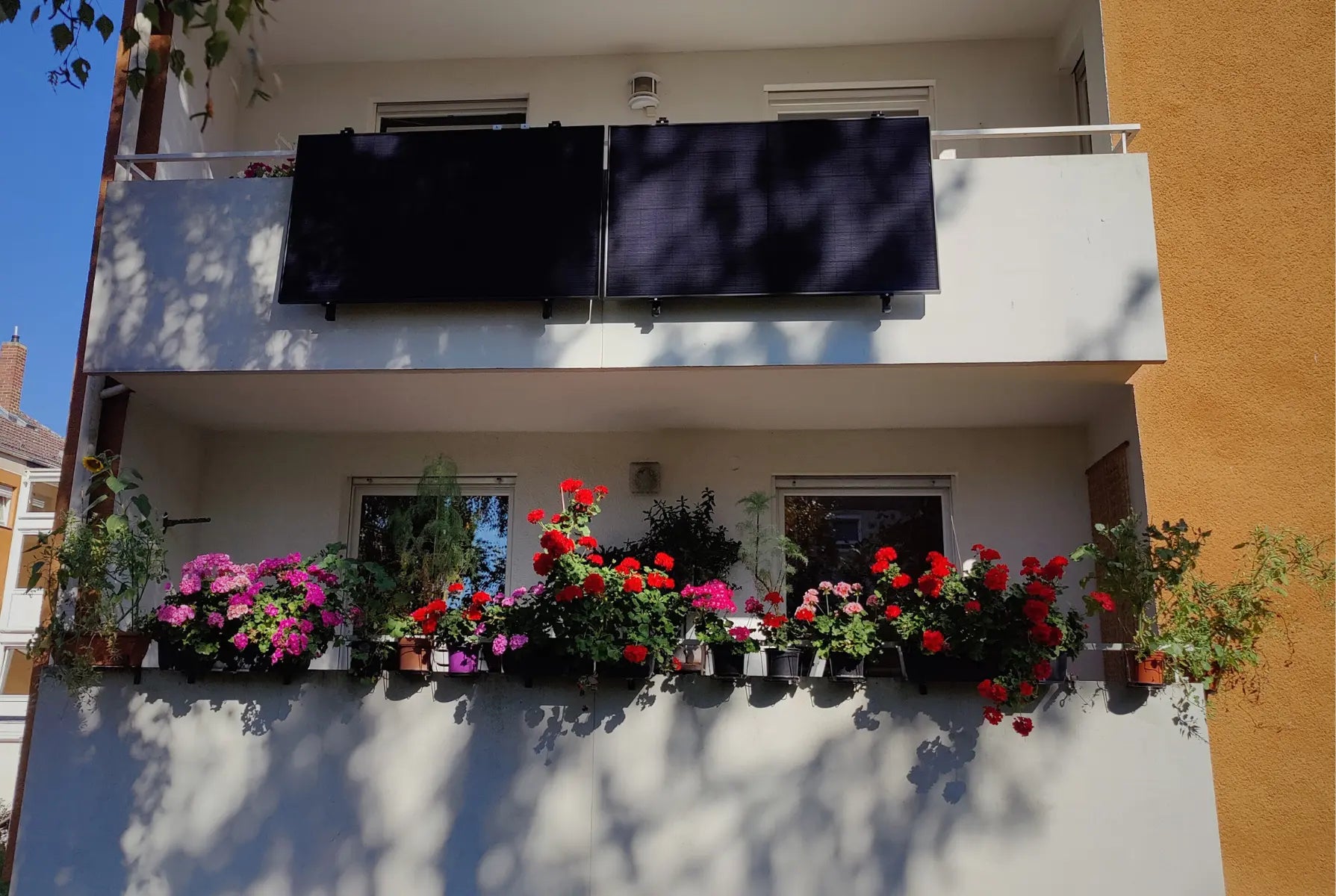 Balkonstrom Balkonkraftwerk mit zwei Modulen an einem Balkon