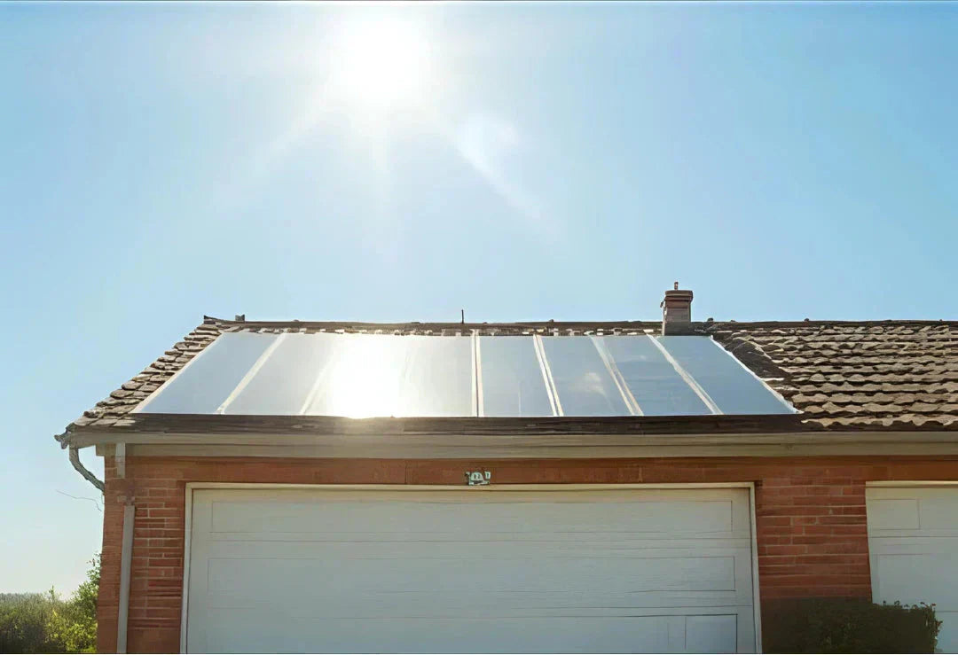 Solarpanele auf einem Garagendach