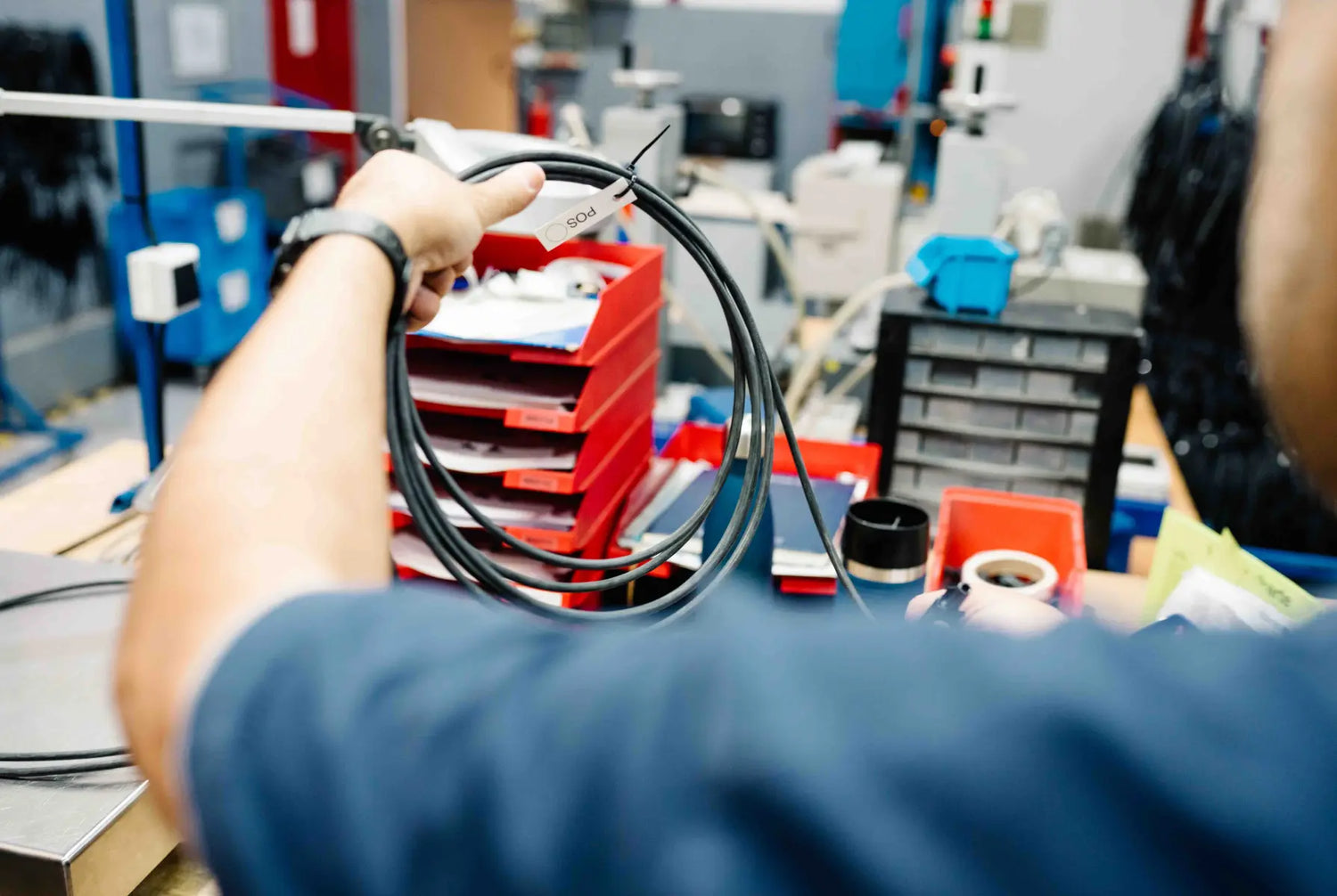 Person hält ein MC-4-Kabel Made in Germany von Balkonstrom in die Luft
