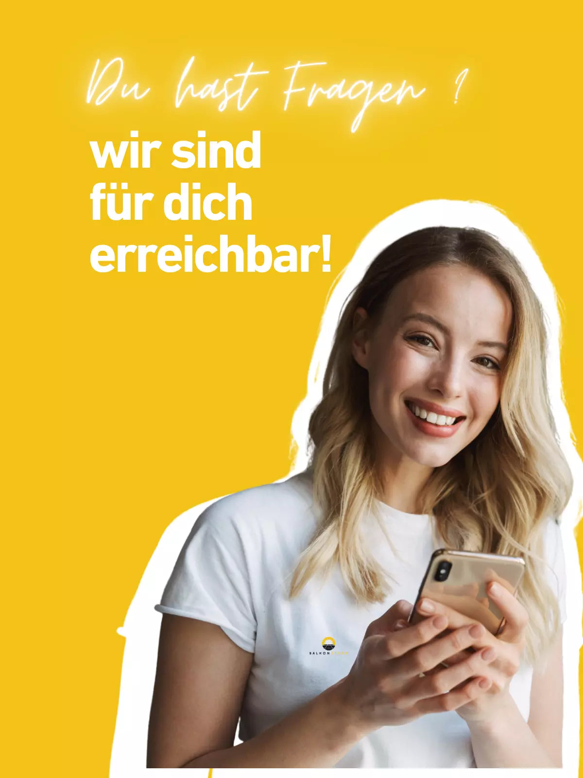 Kundensupport Mitarbeiterin der Firma Balkonstrom mit Handy in der Hand und gelben Hintergrund
