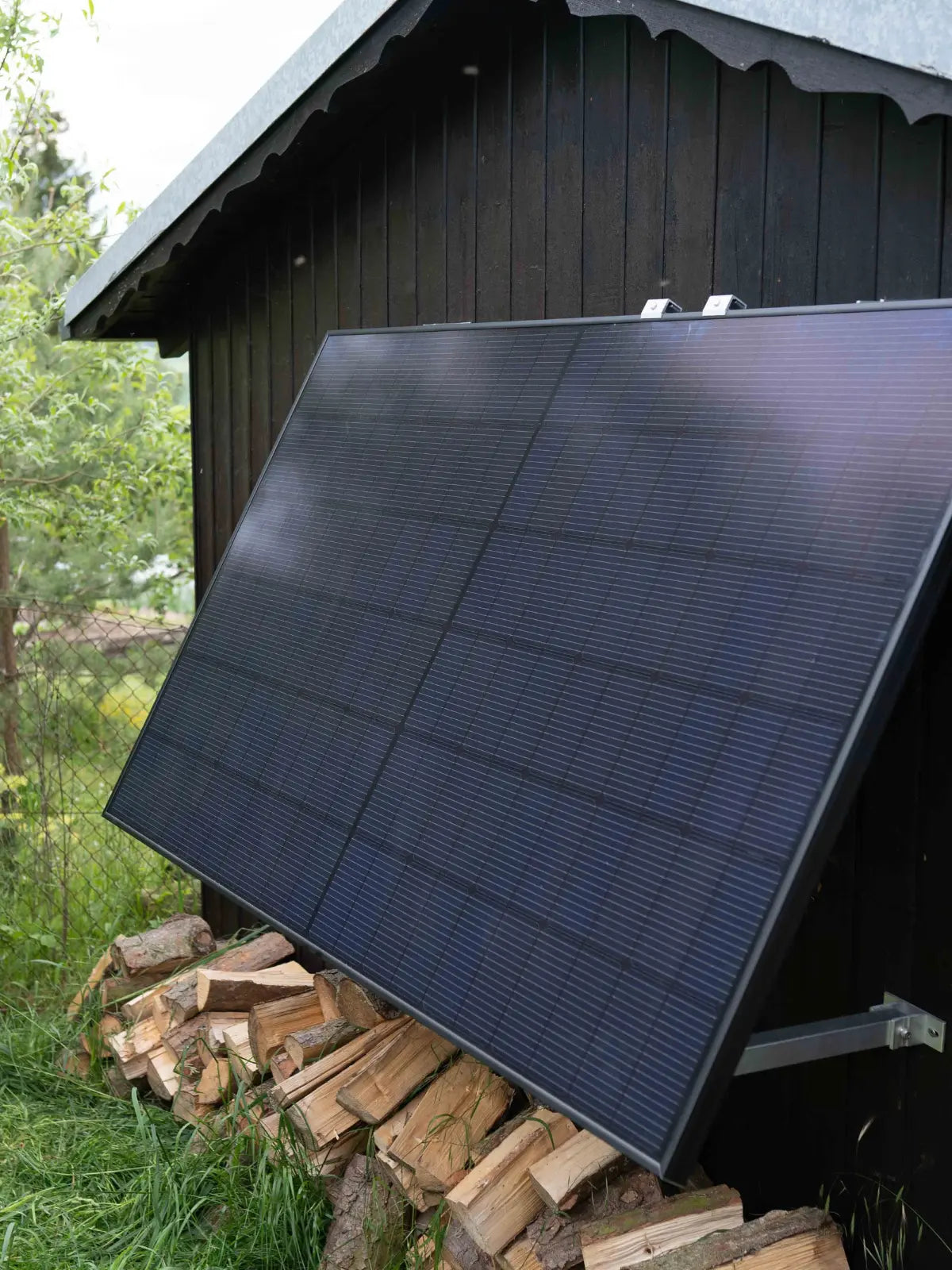 Solaranlage ein Modul montiert an Holzwand Gartenhaus