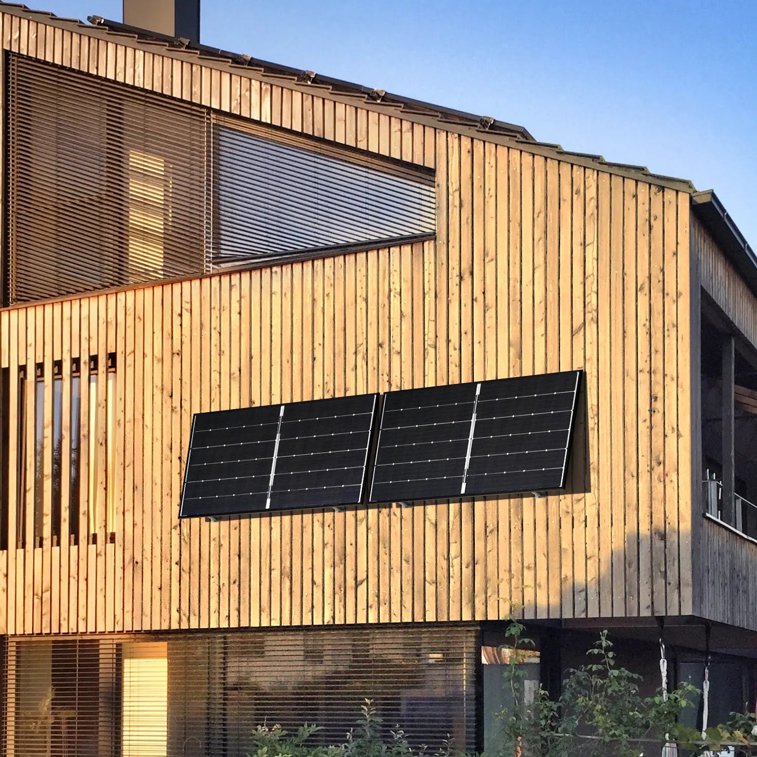 Balkonstrom Balkonkraftwerk Basic Wall 900bifazial zwei Solarmodule montiert an Holzfassade