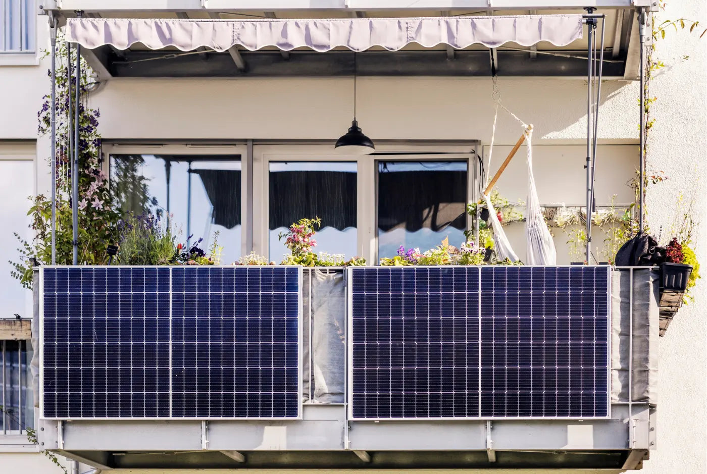 Zwei Solarmodule am Balkon