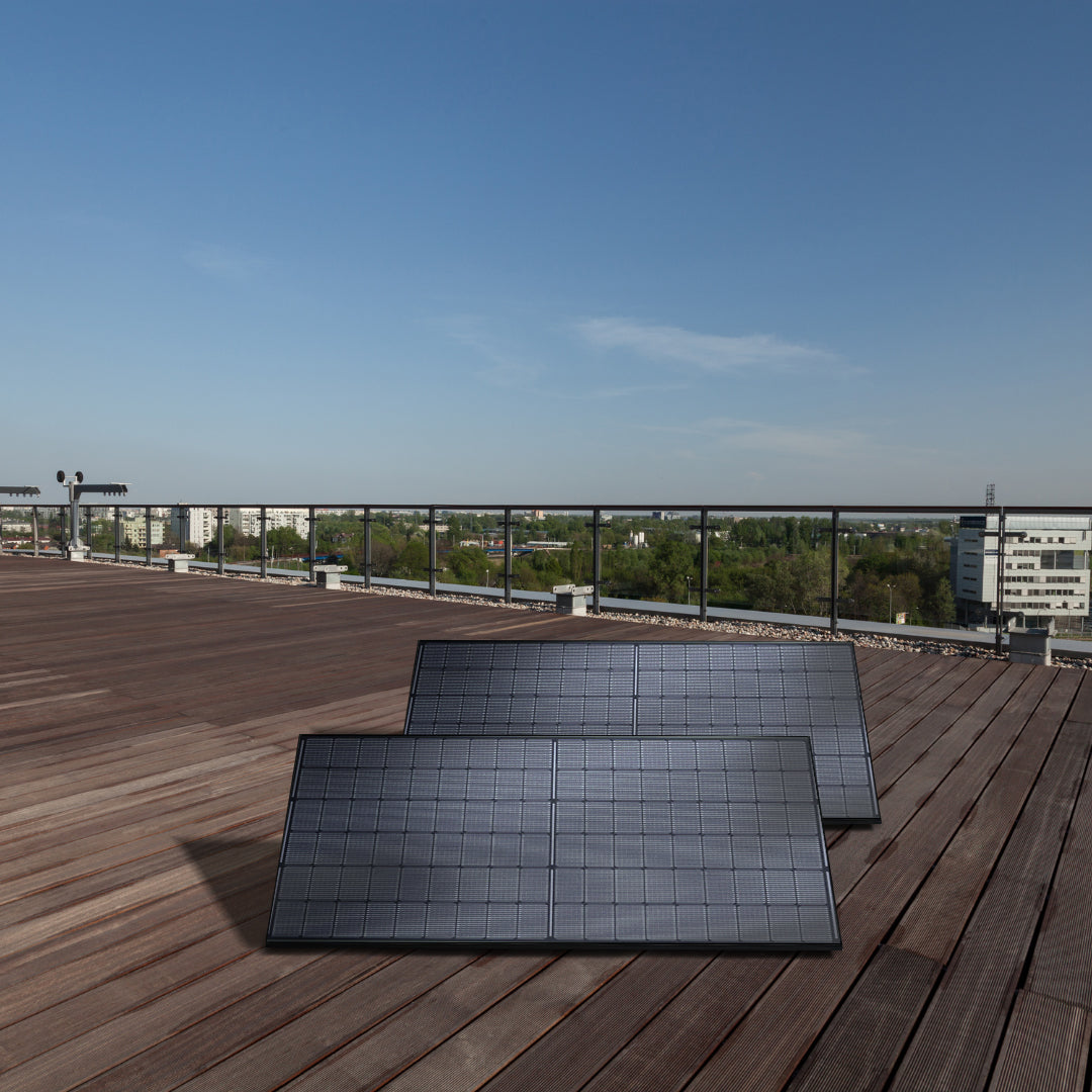 Balkonstrom Balkonkraftwerk zwei Solarmodule montiert auf Flachdach
