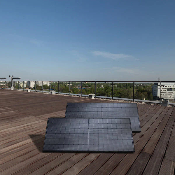 Zwei Solarmodule auf einem Flachdach Balakonkraftwerk