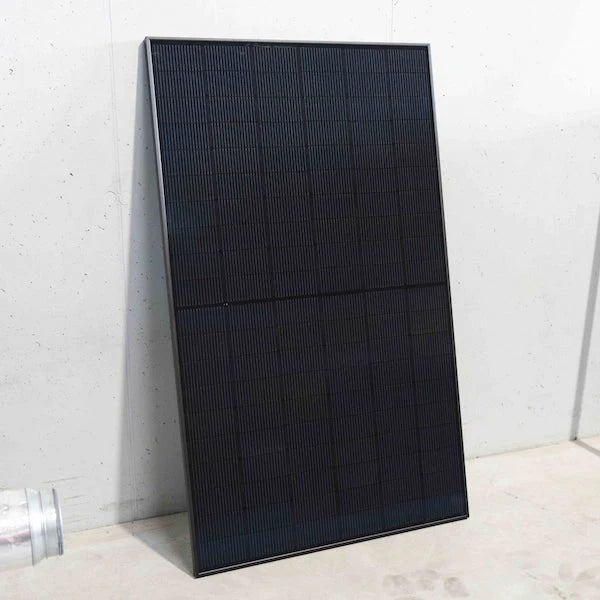 Solarmodul lehnt an Wand ohne Halterung Balkonkraftwerk