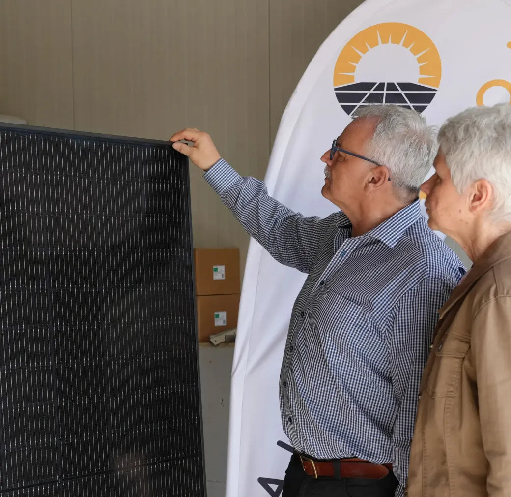 Zwei Kunden die ein Solarmodul von Balkonstrom besichtigen