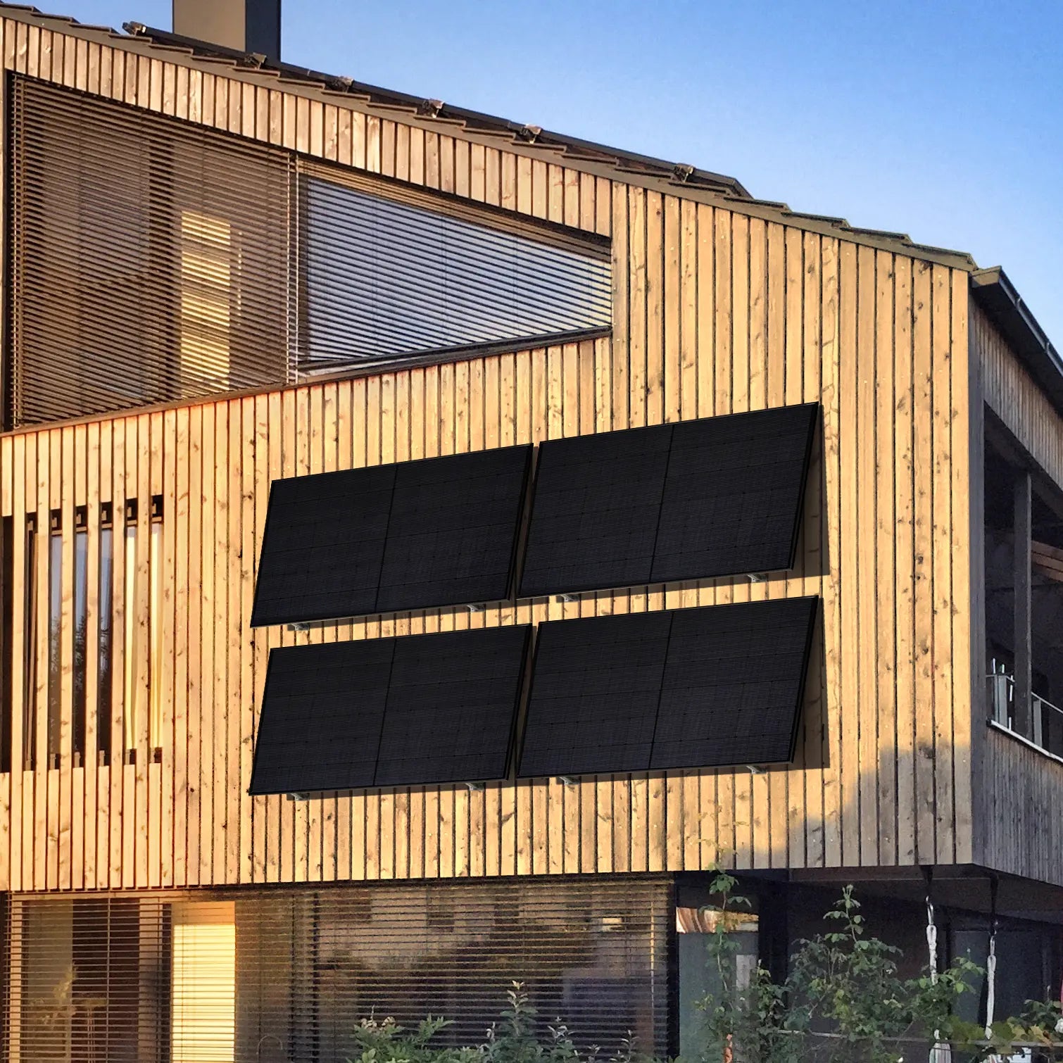 Balkonstrom Balkonkraftwerk Premium Wall 1600 vier Solarmodule Meyer Burger montiert an Holzfassade