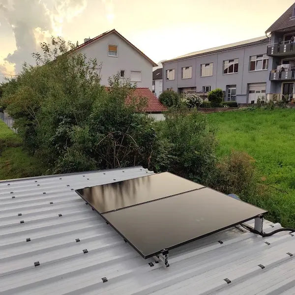 Balkonstrom Premium Roof (Blechdach) 800 Watt Balkonkraftwerk mit schwarzen Meyer Burger Solarmodulen auf einem Trapezblechdach und grüner Wiese im Hintergrund